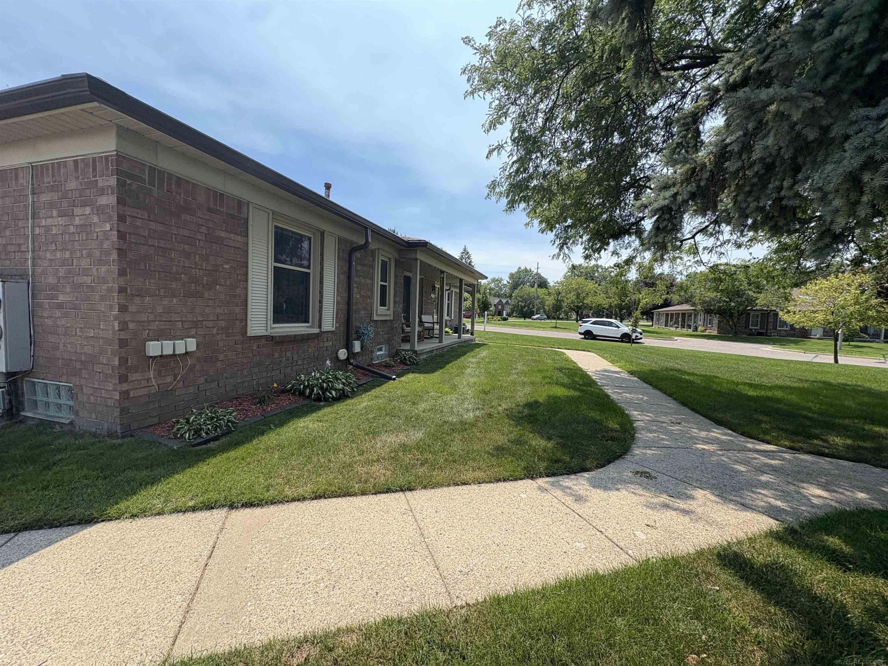 49116 Conway Court, Shelby Twp, MI 48315 — Photo 2