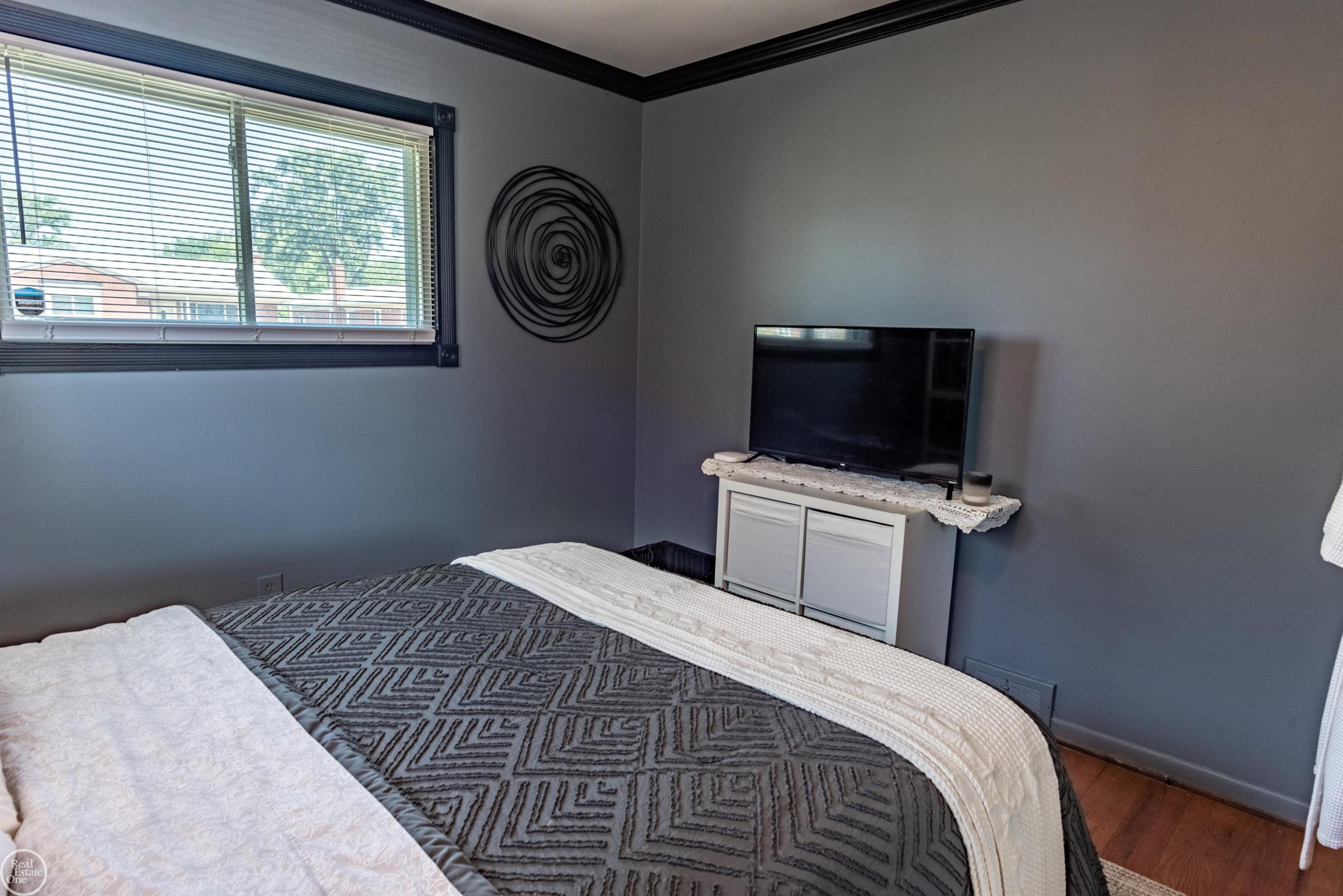 8324 Darlene Street, Warren, MI 48093 — Photo 9