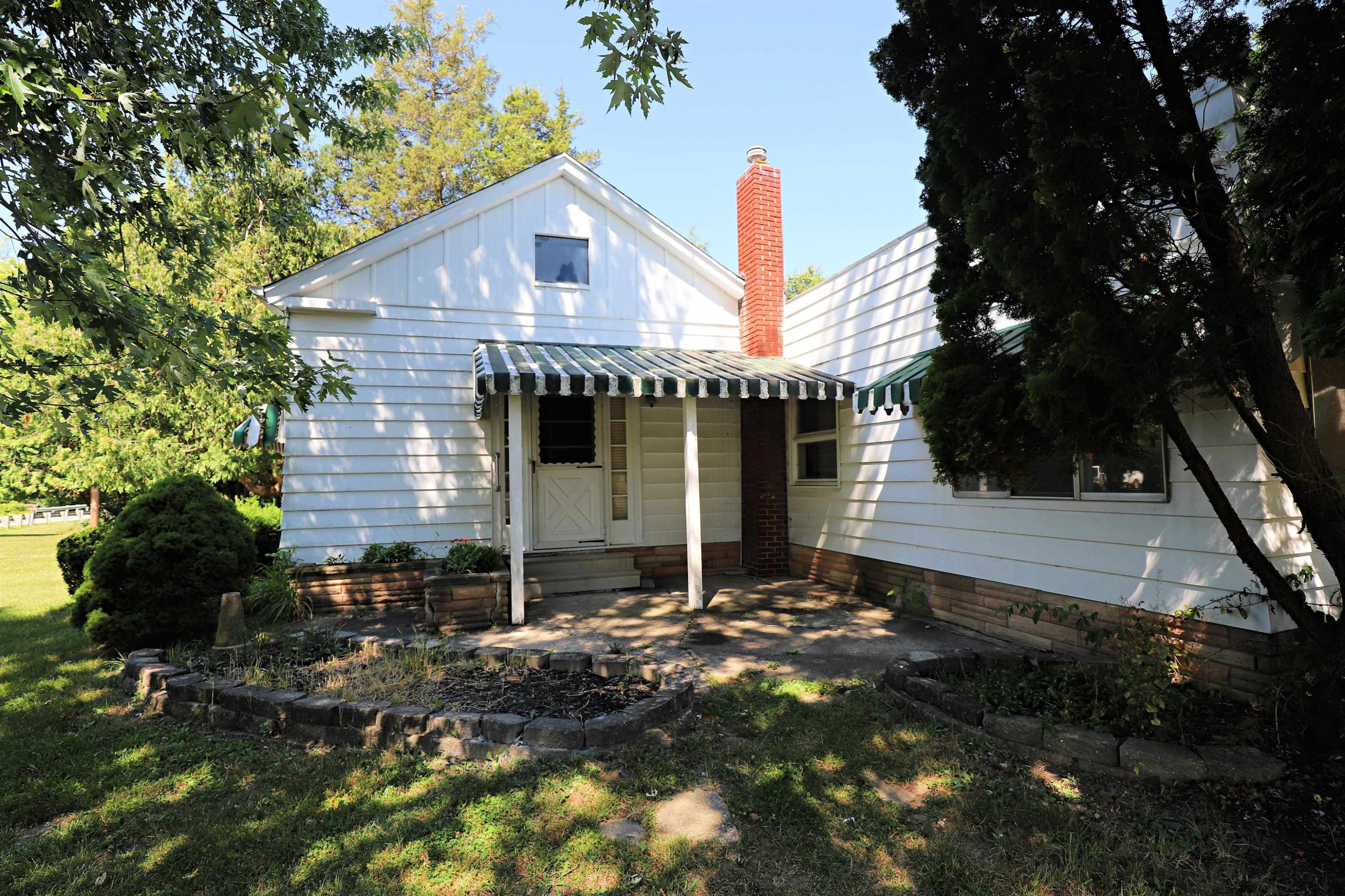 825 E River Road, Flushing, MI 48433 — front exterior