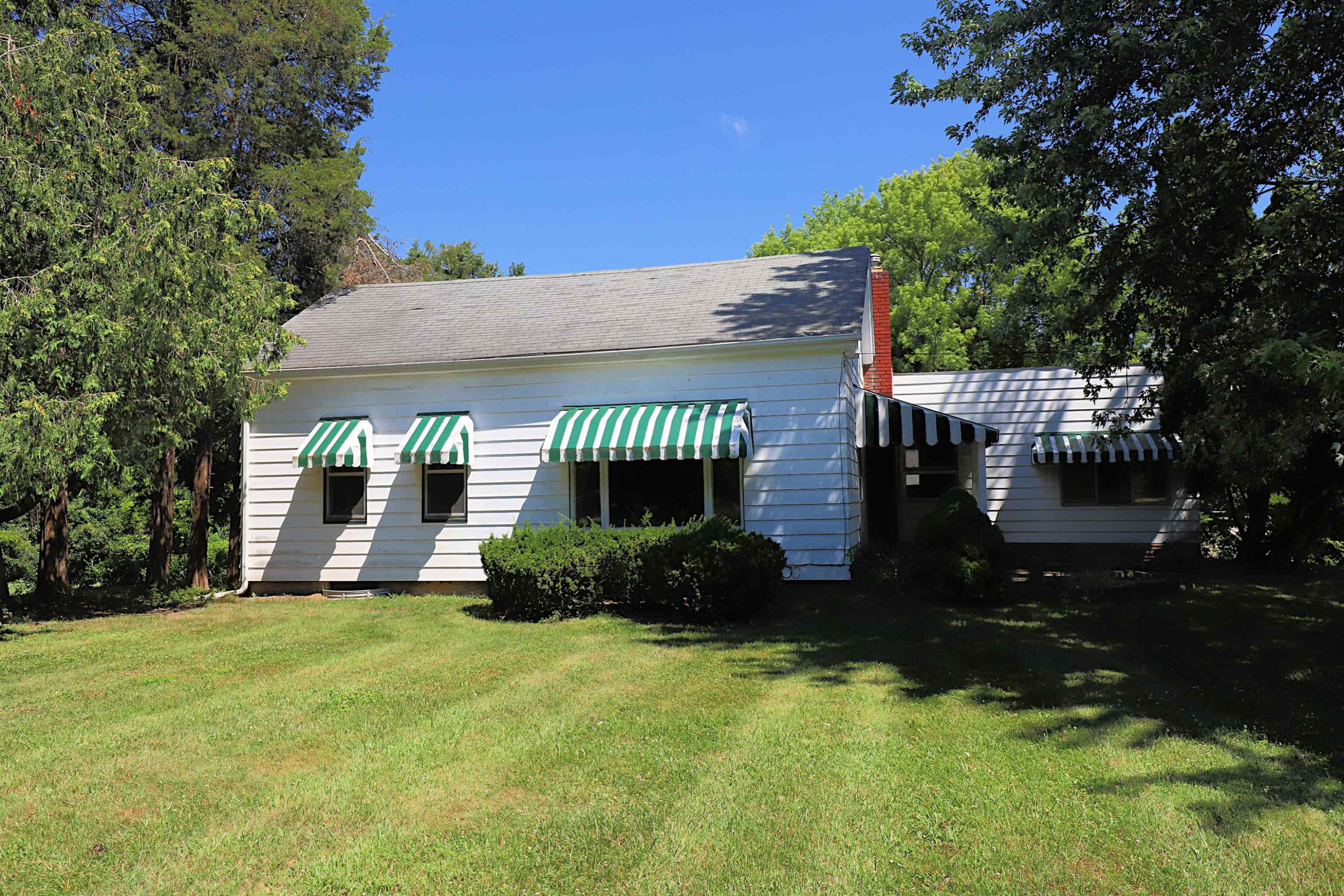 825 E River Road, Flushing, MI 48433 — Photo 2