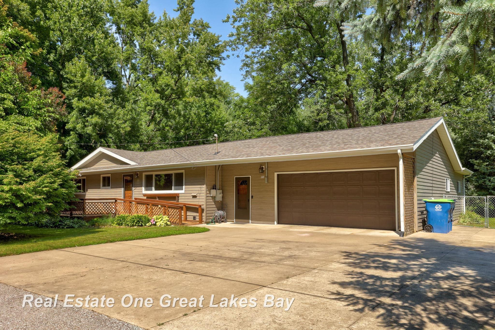 6654 Davis Road, Saginaw, MI 48604 — front exterior