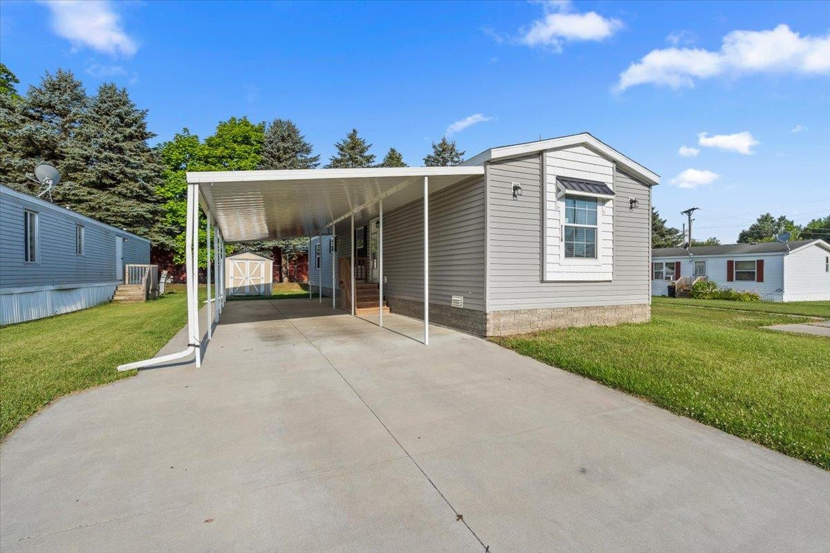 7118 W Mapleview Circle, MI 48416 — Photo 2