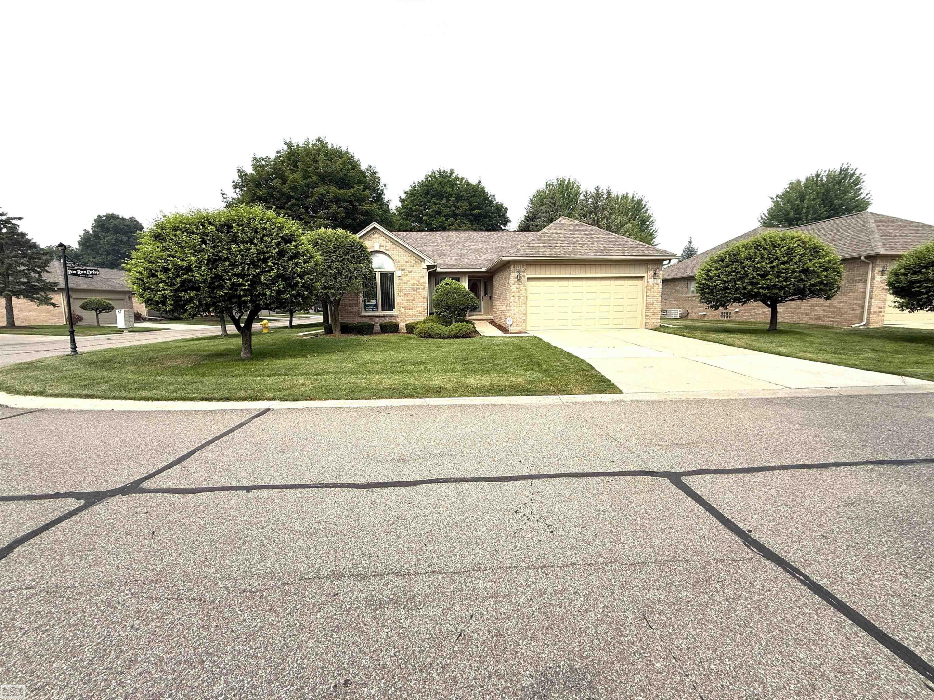 41097 FOX RUN Lane, Clinton Twp, MI 48038 — Photo 2