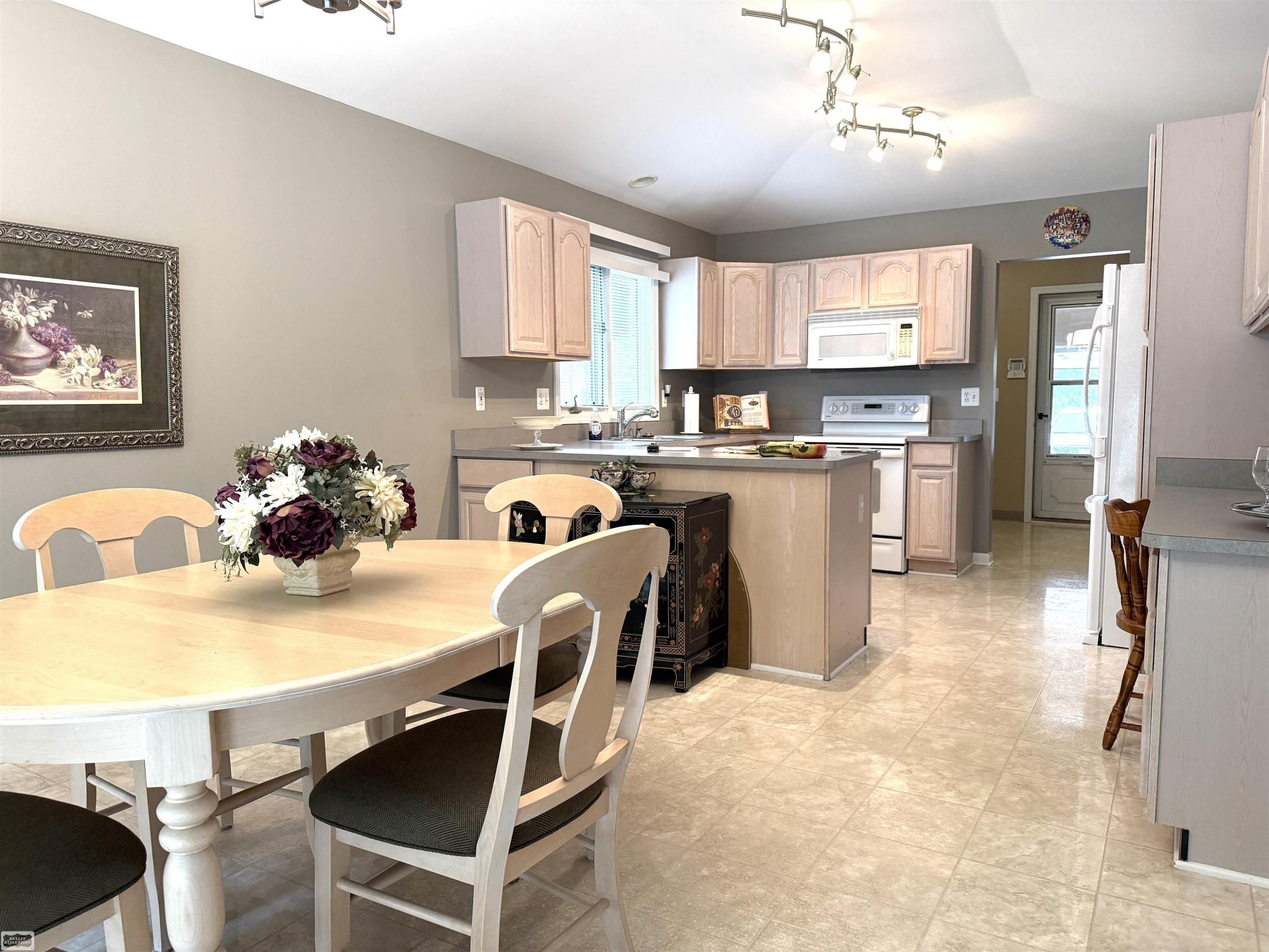 41097 FOX RUN Lane, Clinton Twp, MI 48038 — Photo 6