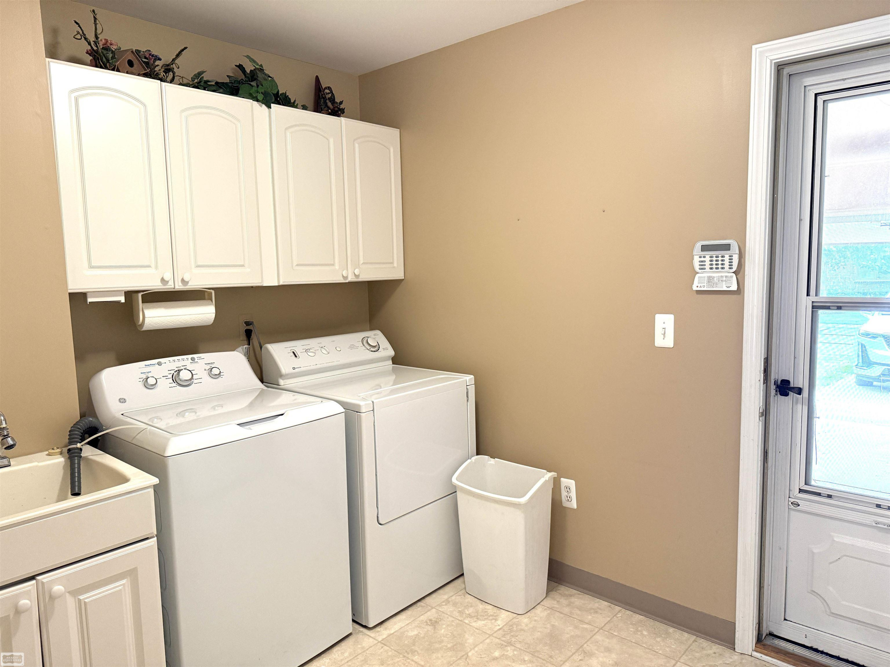 41097 FOX RUN Lane, Clinton Twp, MI 48038 — Photo 8