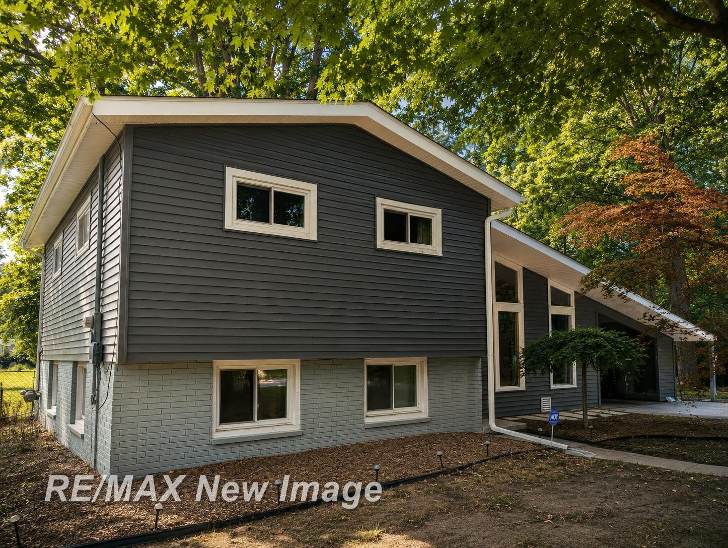 5121 Queen Drive, Bridgeport, MI 48722 — Photo 3