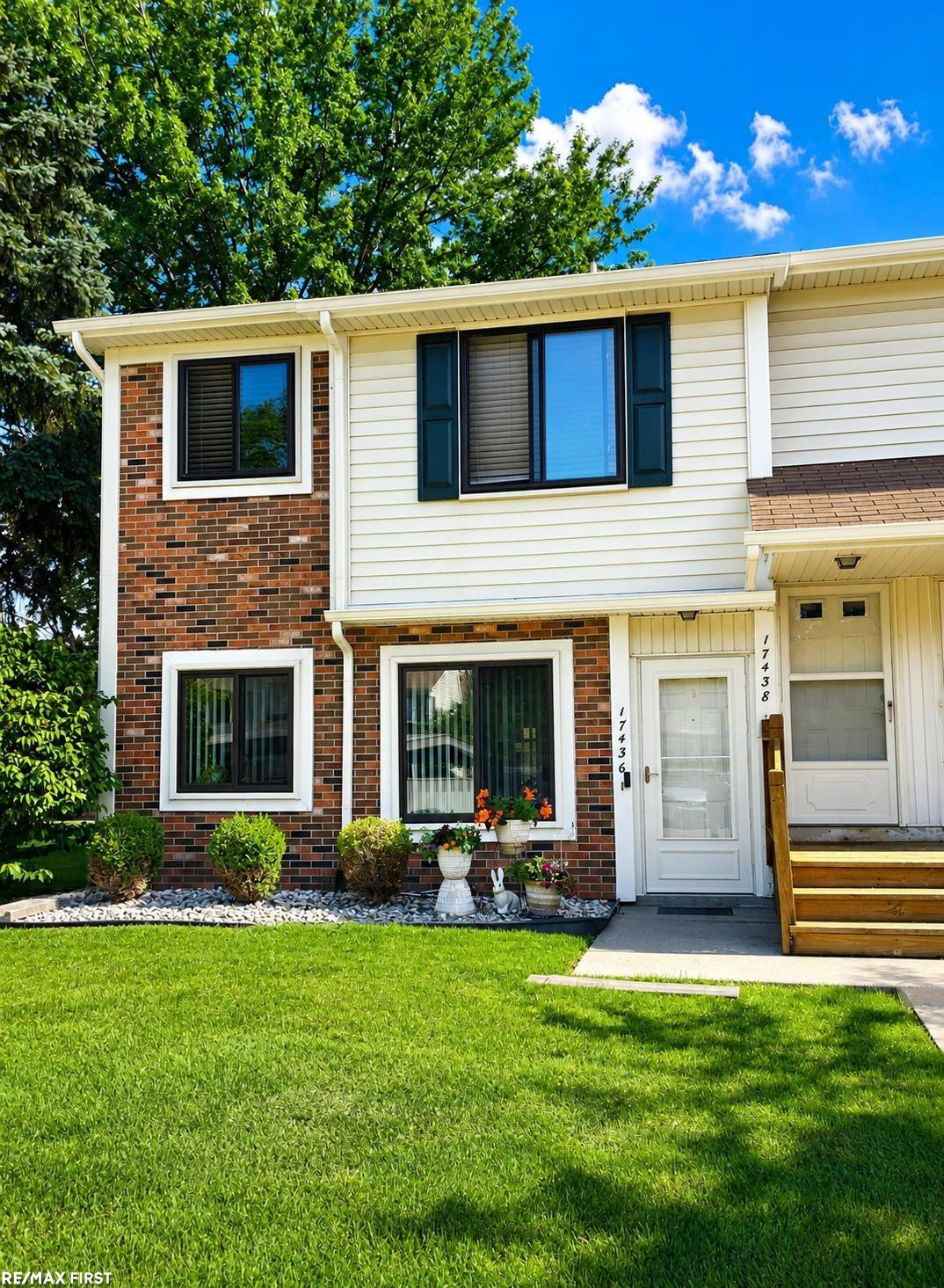 17438 Utica Oaks Lane, Roseville, MI 48066