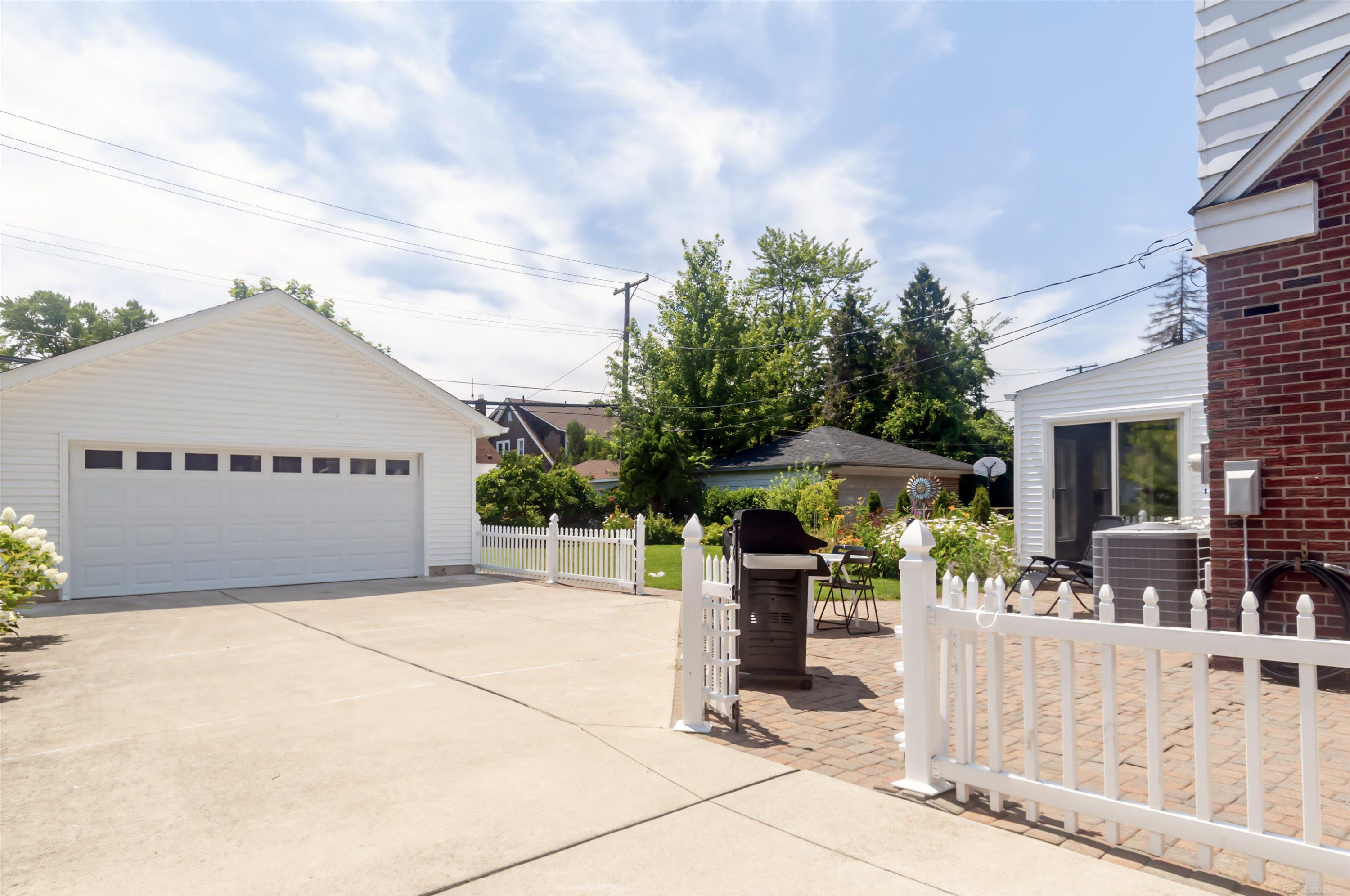 1723 Hawthorne Road, Grosse Pointe Woods, MI 48236 — Photo 39