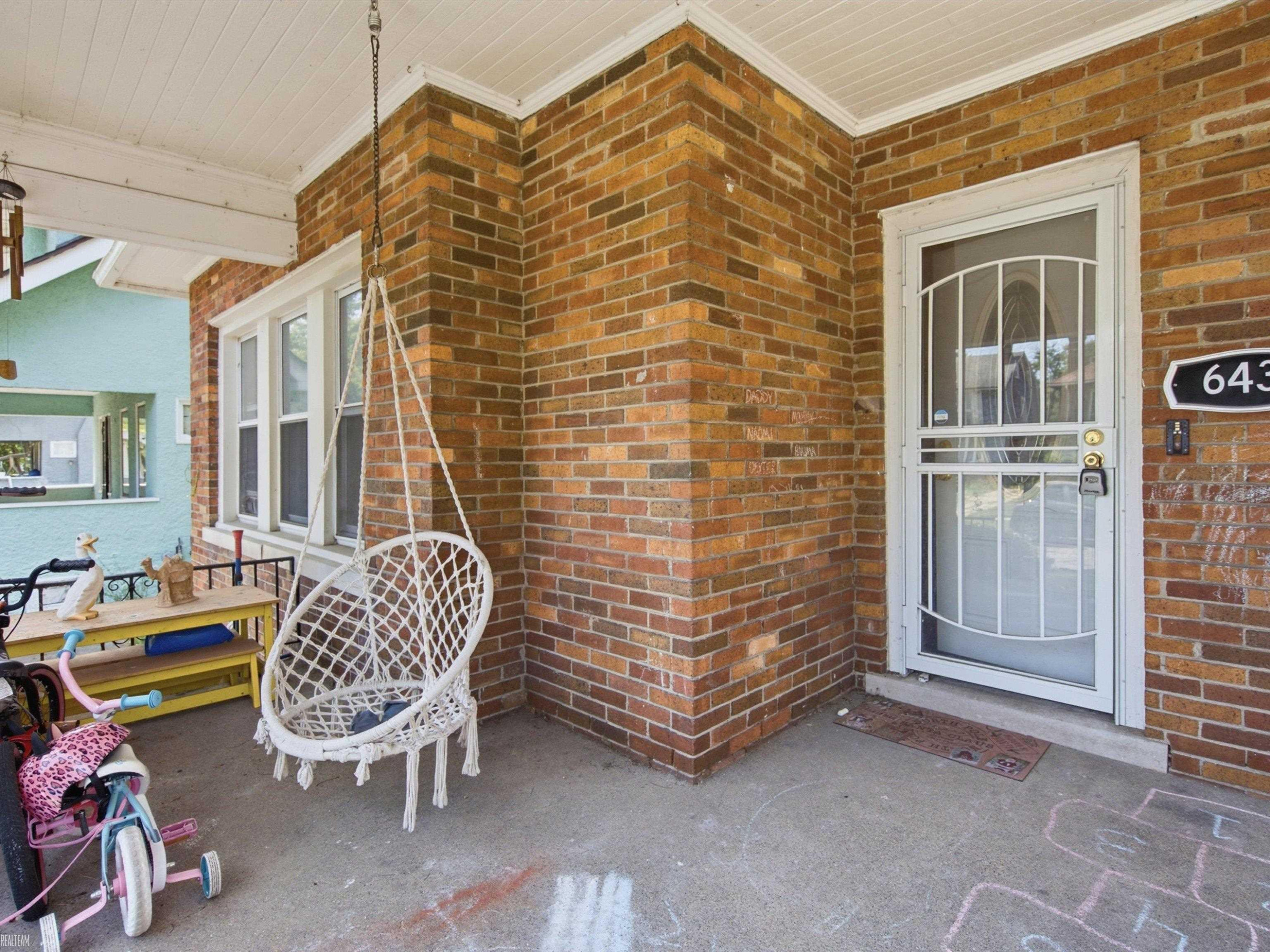 643 Chalmers Street - Photo 2