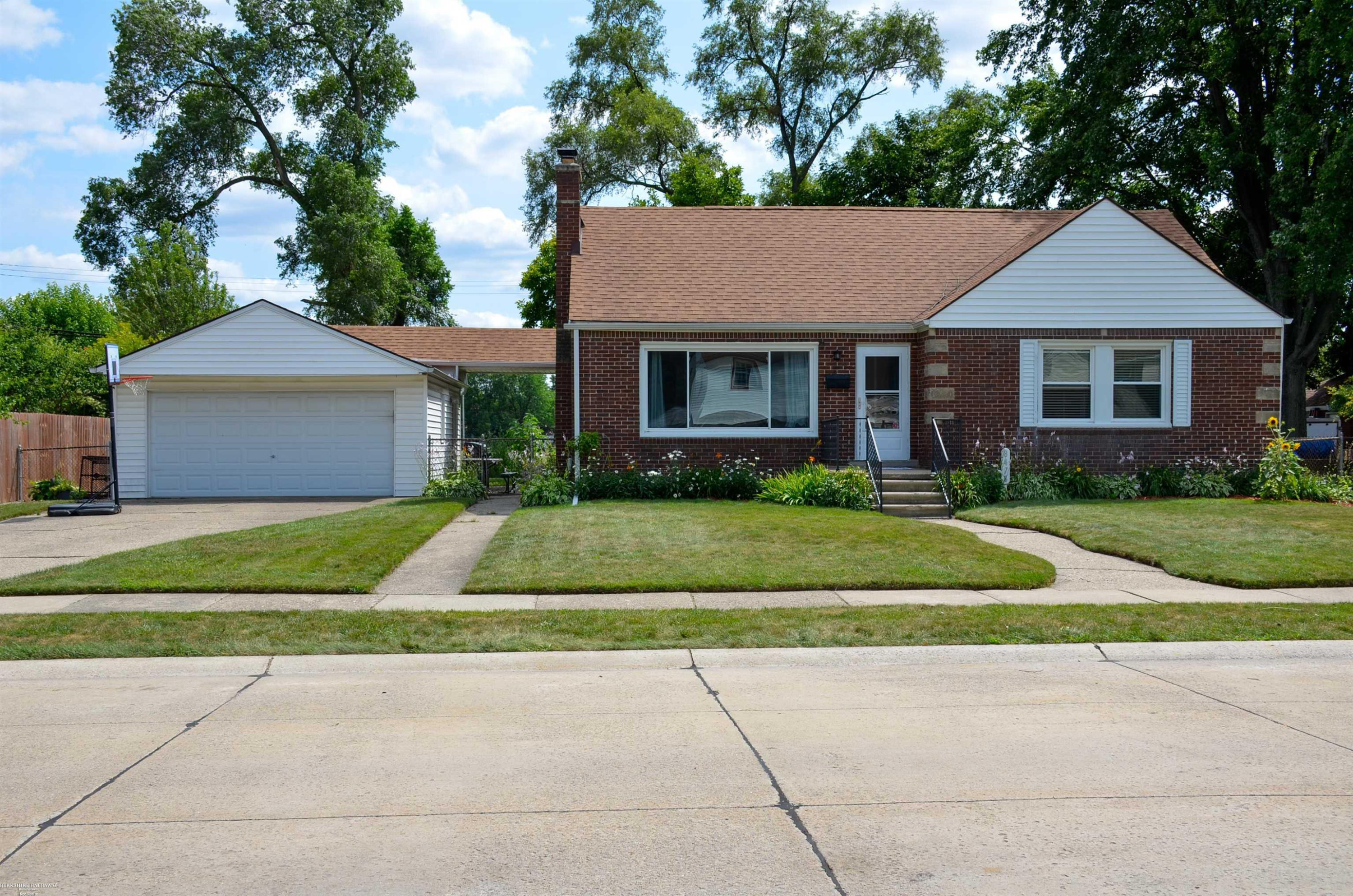 8474 Harding Street, Center Line, MI 48015
