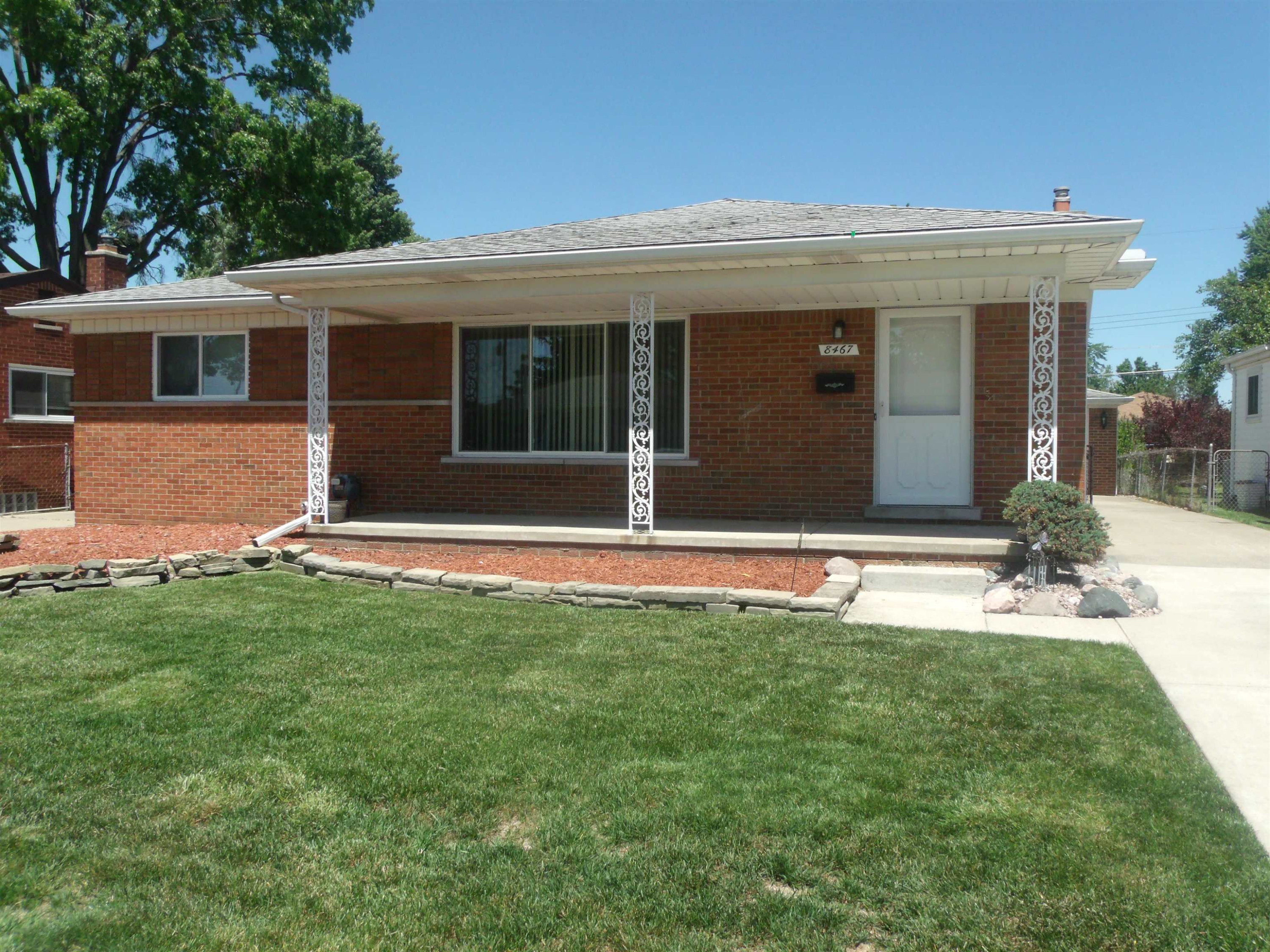 8467 Darlene Street, Warren, MI 48093