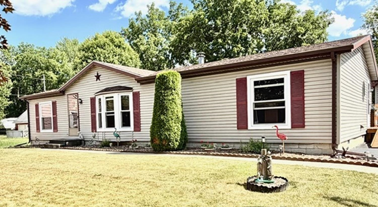 608 E Liberty Street, Chesaning, MI 48616 — Photo 2