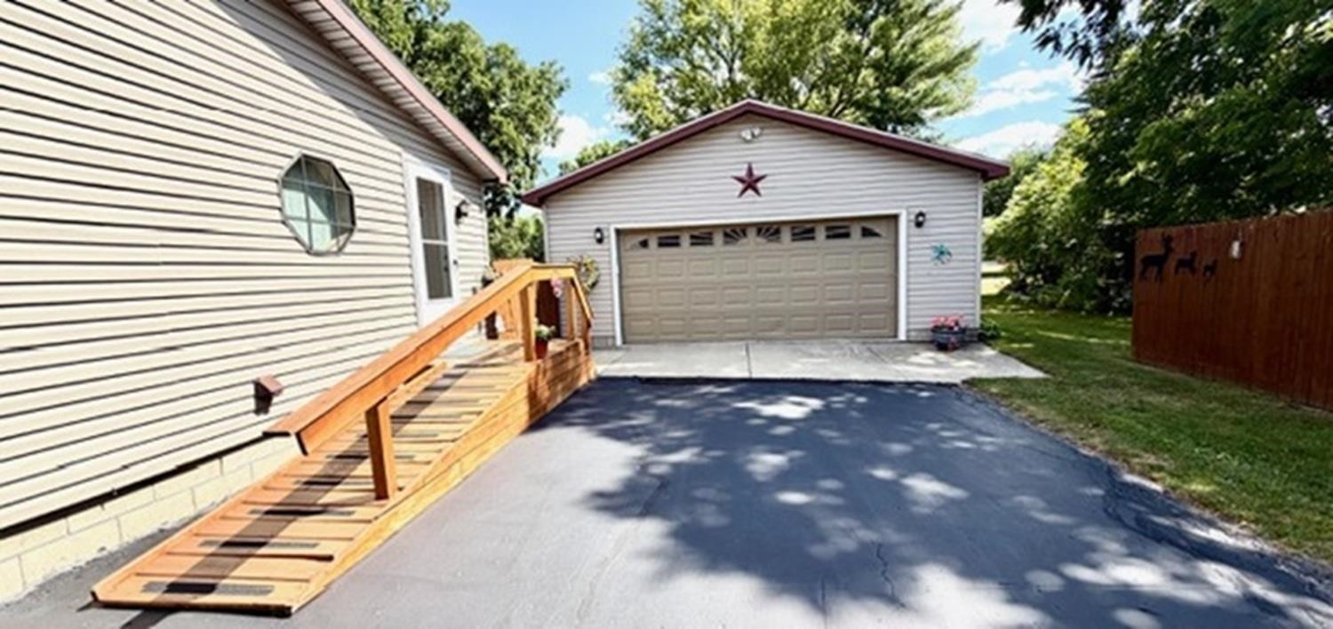 608 E Liberty Street, Chesaning, MI 48616 — Photo 3