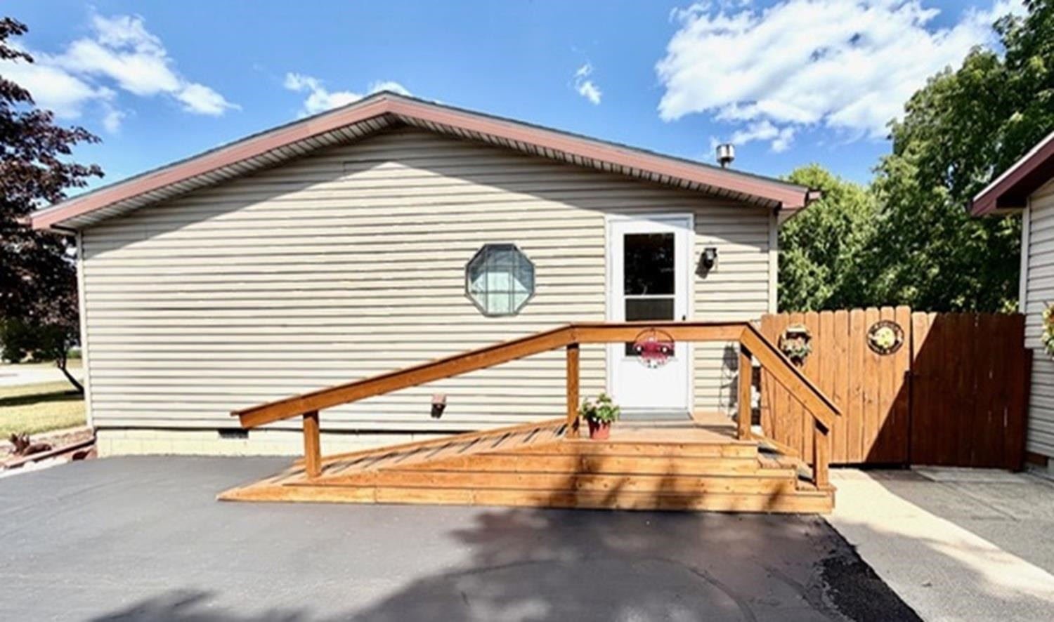 608 E Liberty Street, Chesaning, MI 48616 — Photo 4