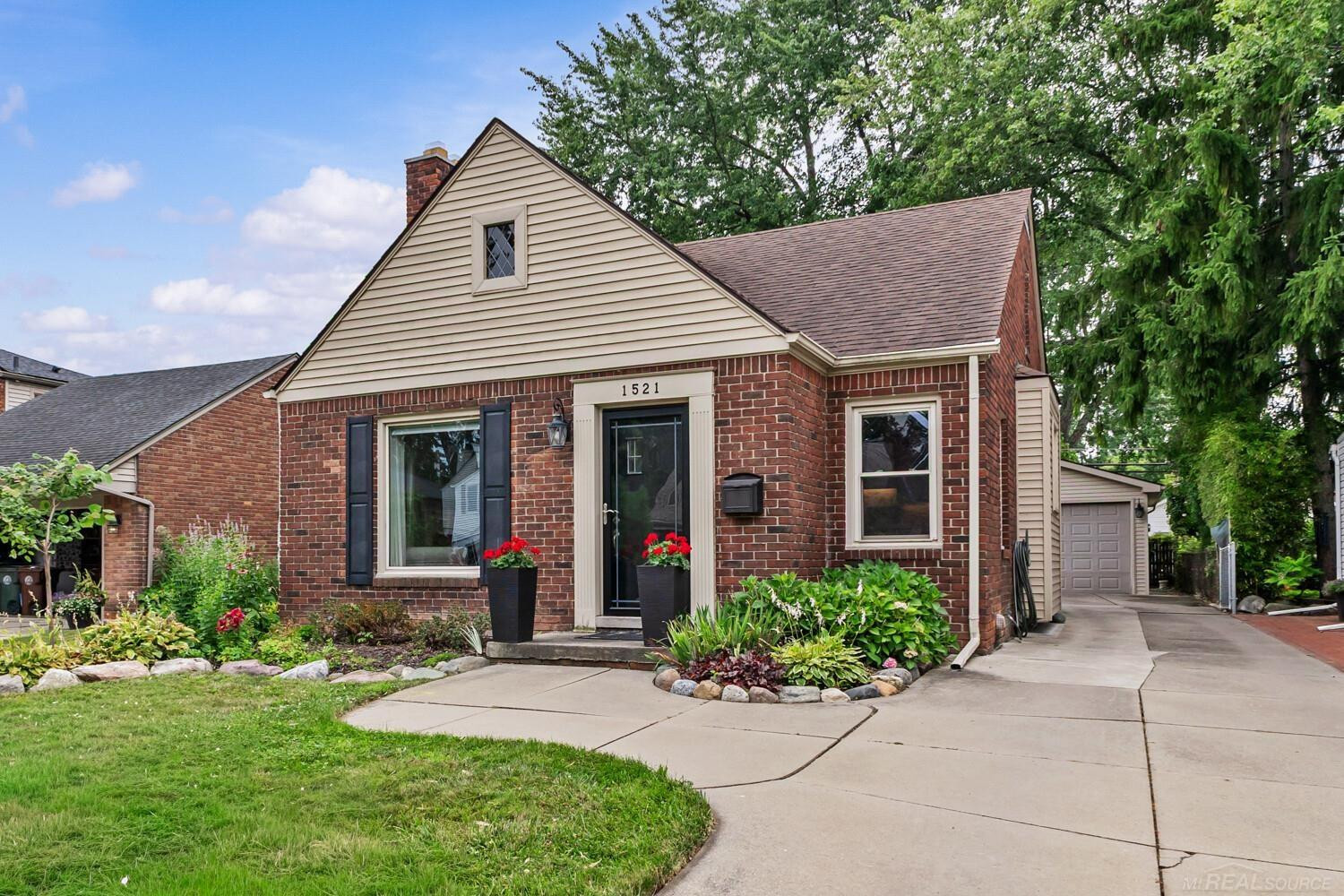 1521 Hampton Road, Grosse Pointe Woods, MI 48236