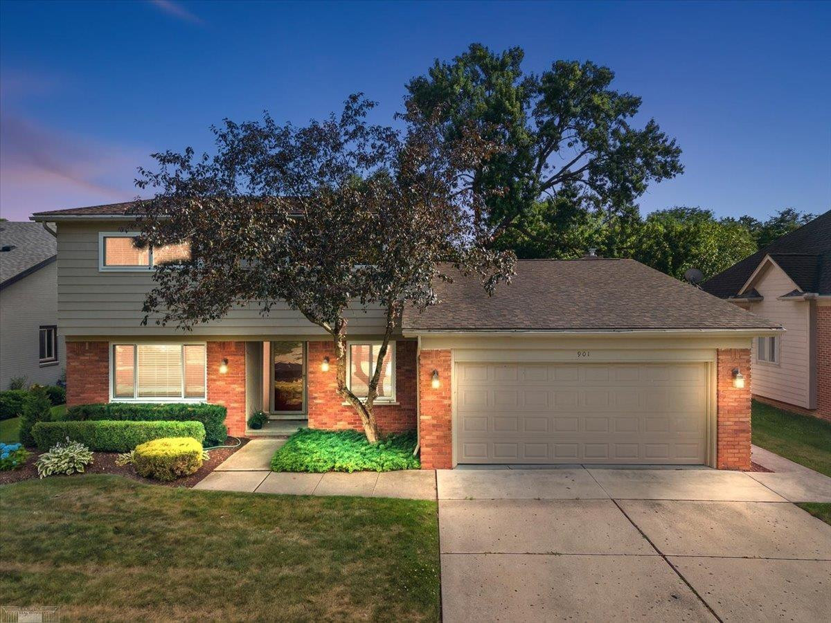 901 Hollywood Avenue, Grosse Pointe Woods, MI 48236