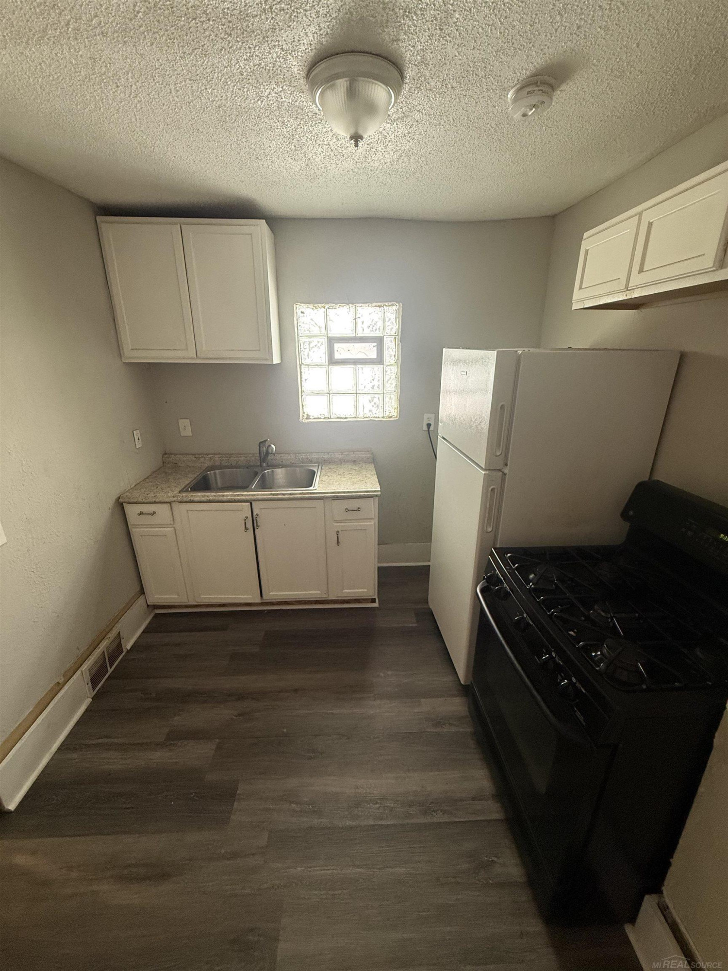 19209 Helen Street - Photo 4