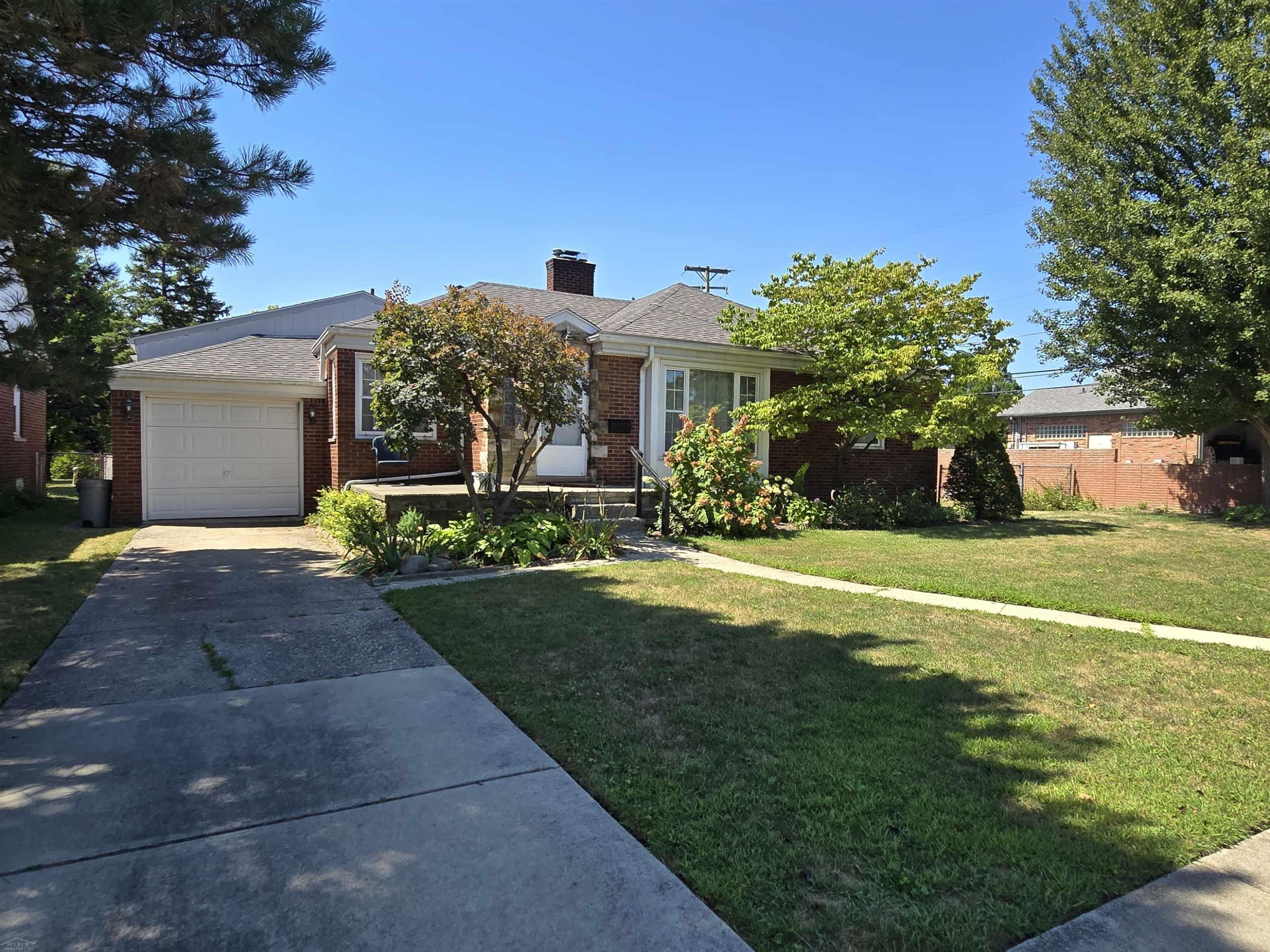 22300 Edmunton Street, Saint Clair Shores, MI 48080