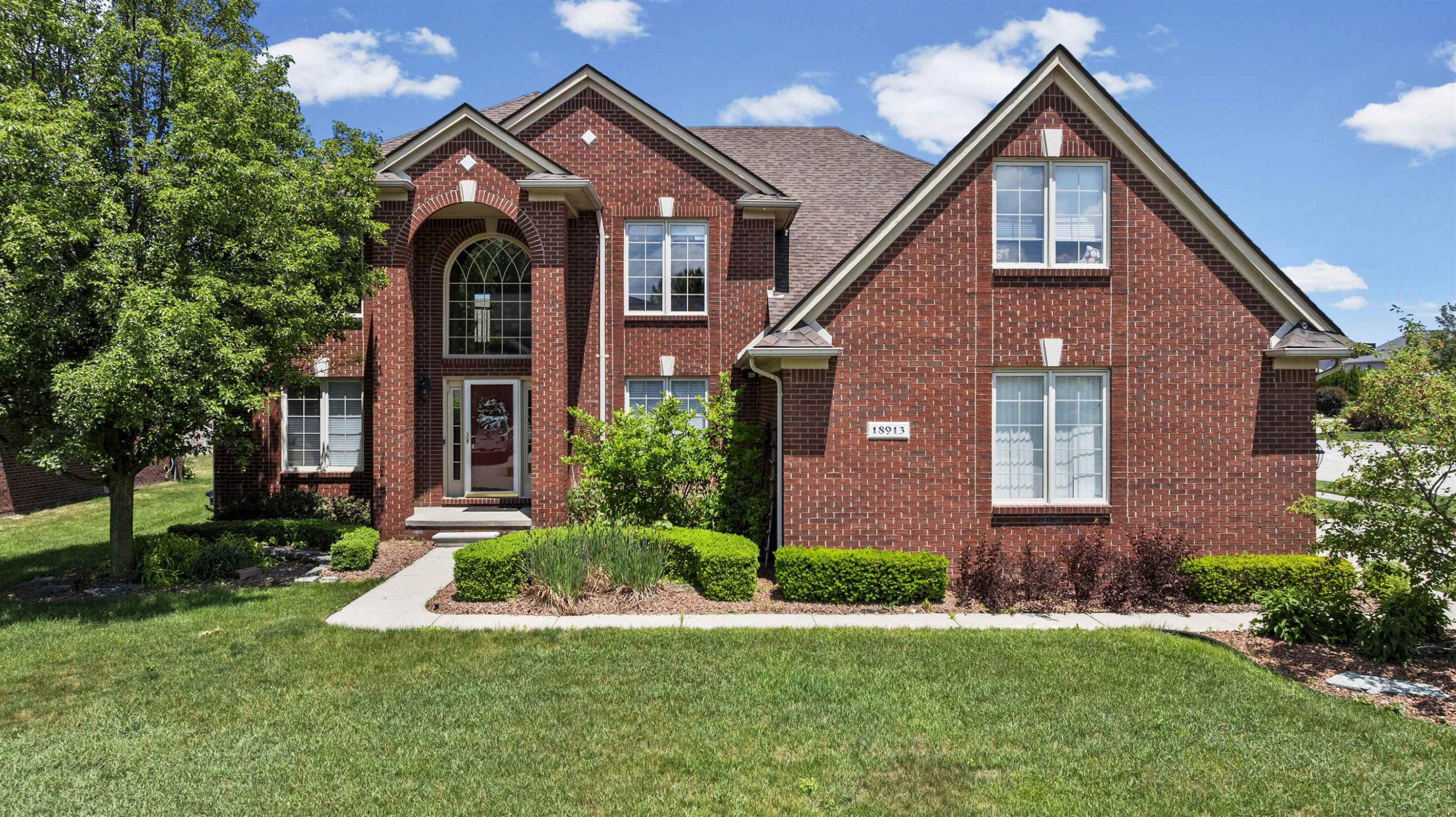 18913 Strongford Drive, Macomb, MI 48044