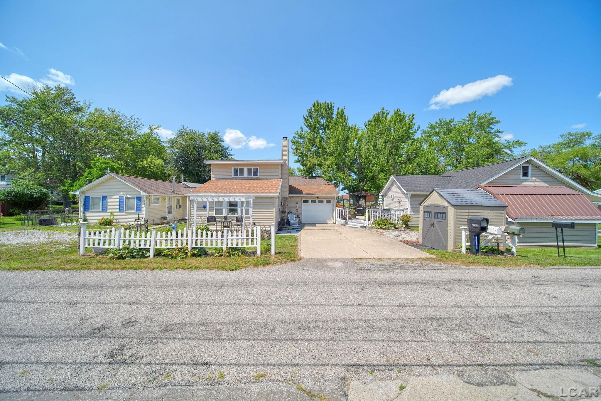 10875 W Ferndale Drive, Manitou Beach, MI 49253