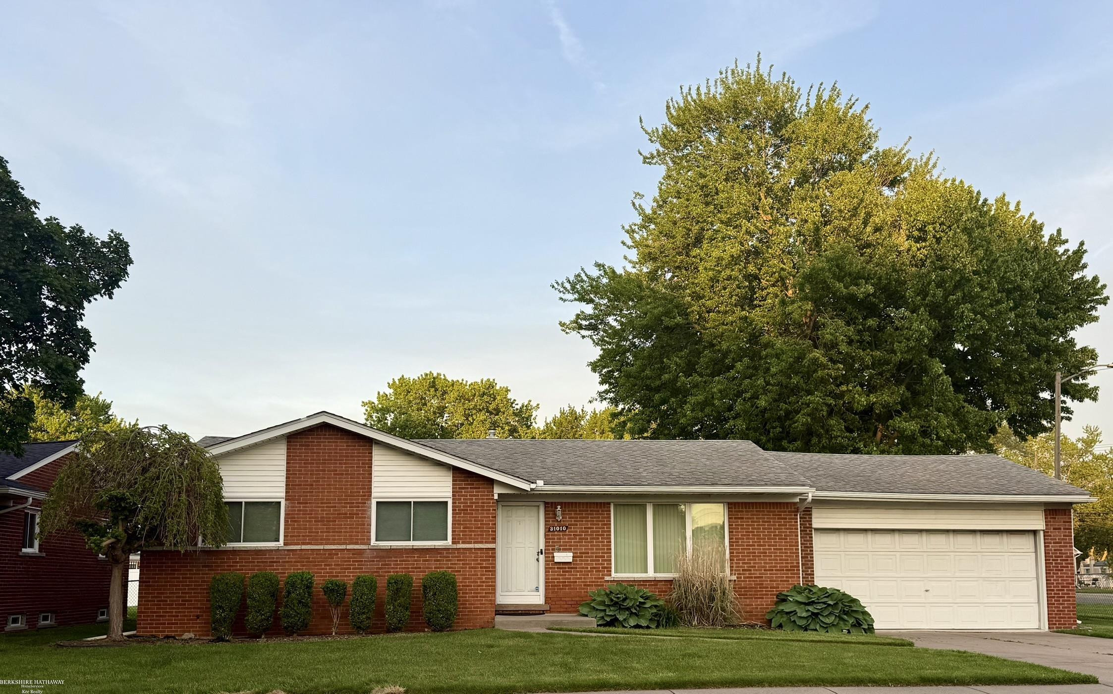 31010 Roan Drive, Warren, MI 48093