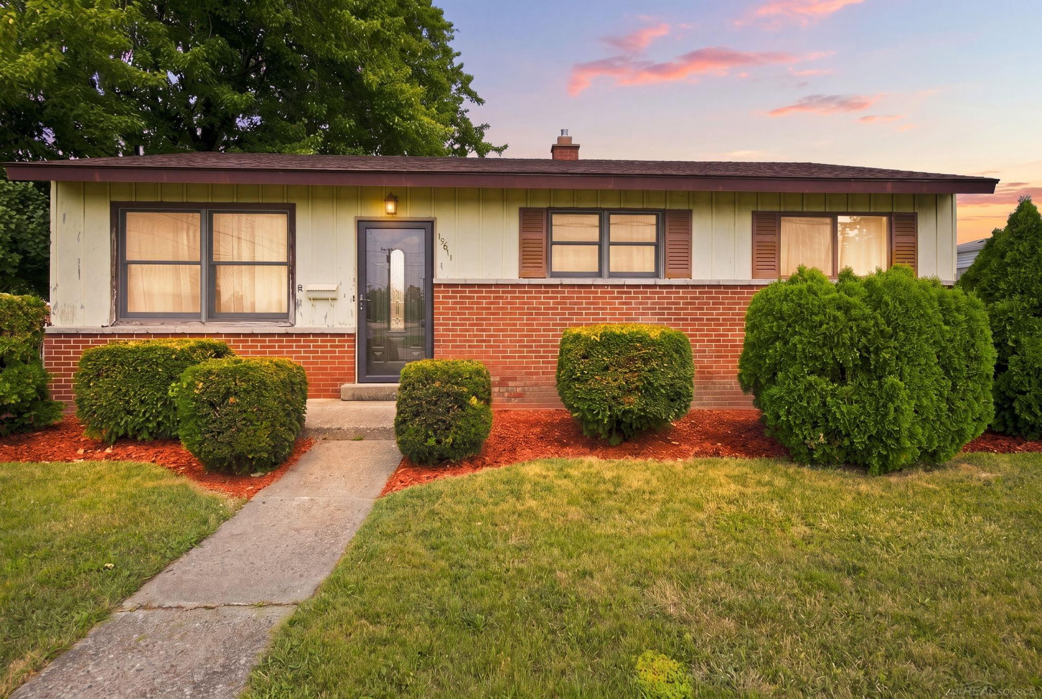 15611 common Road, Roseville, MI 48066
