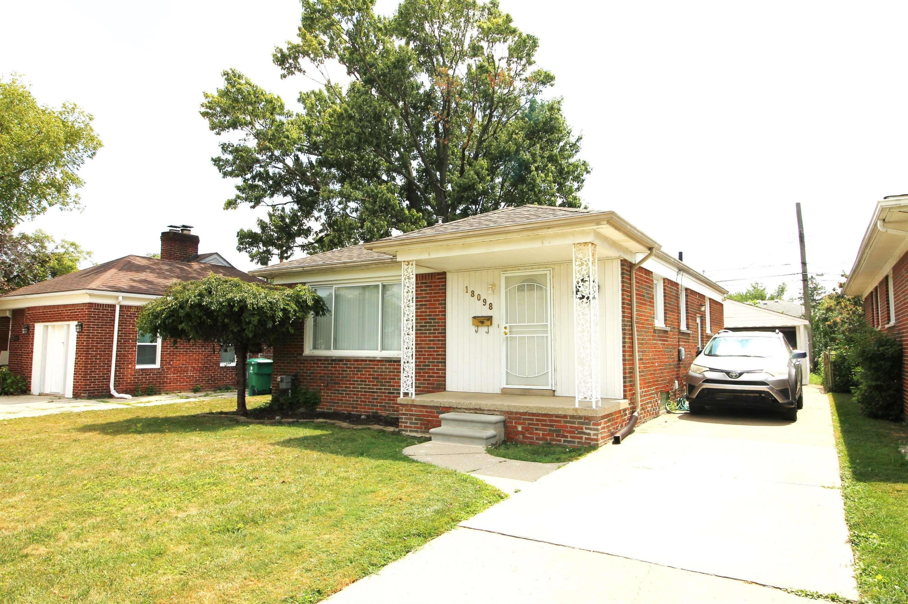 18098 Oak Avenue, Eastpointe, MI 48201