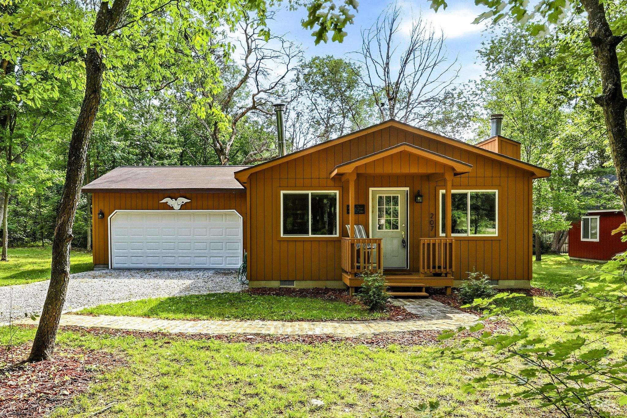 207 Butterfield Lane, Houghton Lake, MI 48629