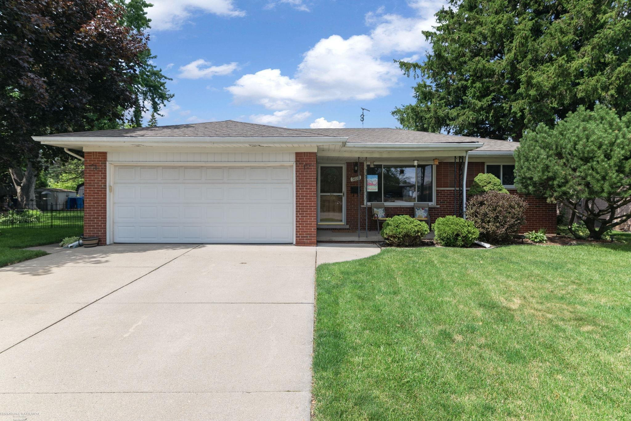3825 Hillcrest Street, Warren, MI 48092