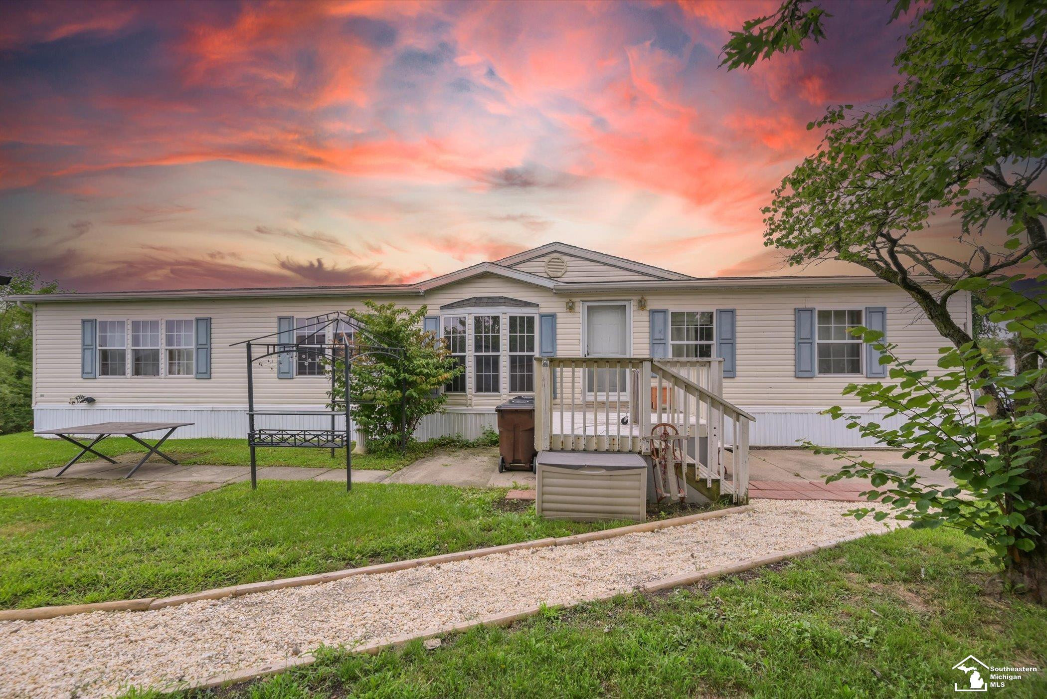 584 PINE TREE Court, Monroe, MI 48162