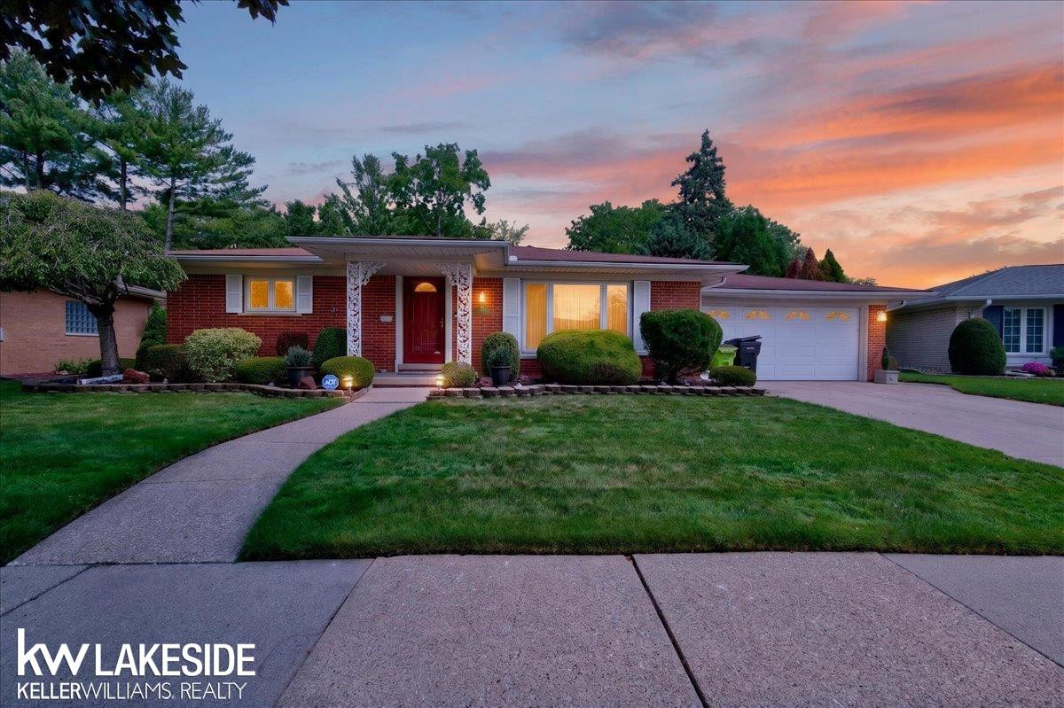 19427 Candlelight Drive, Roseville, MI 48066