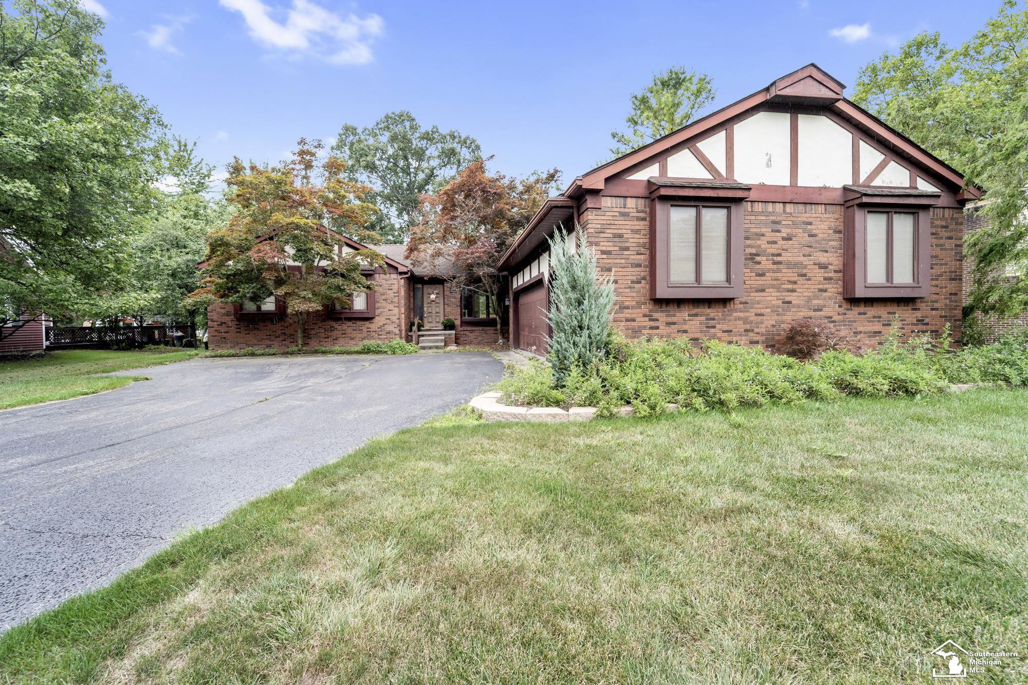 7789 Stout Avenue, Grosse Ile, MI 48138