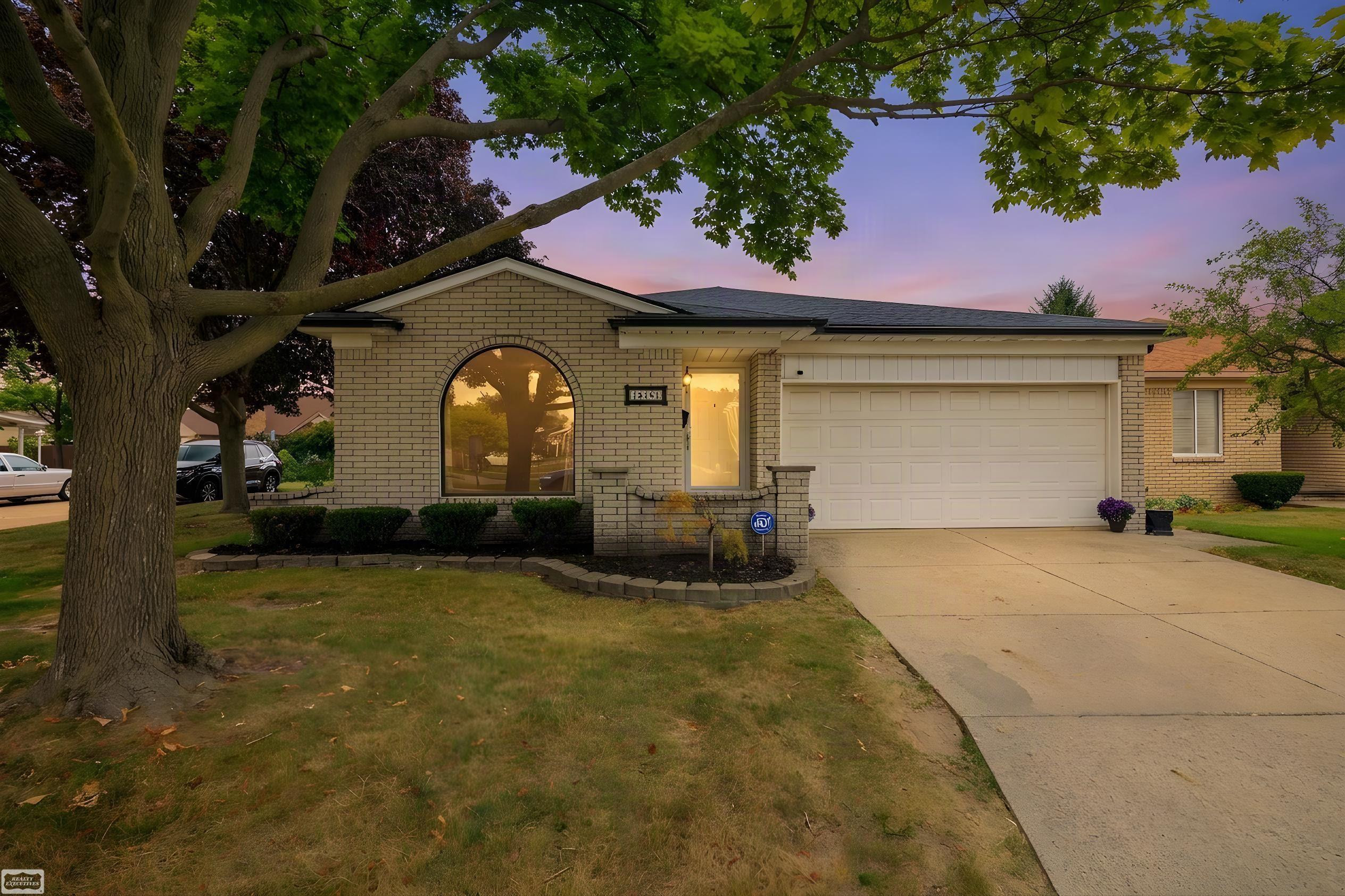 15151 La Grande Plaza, Warren, MI 48088