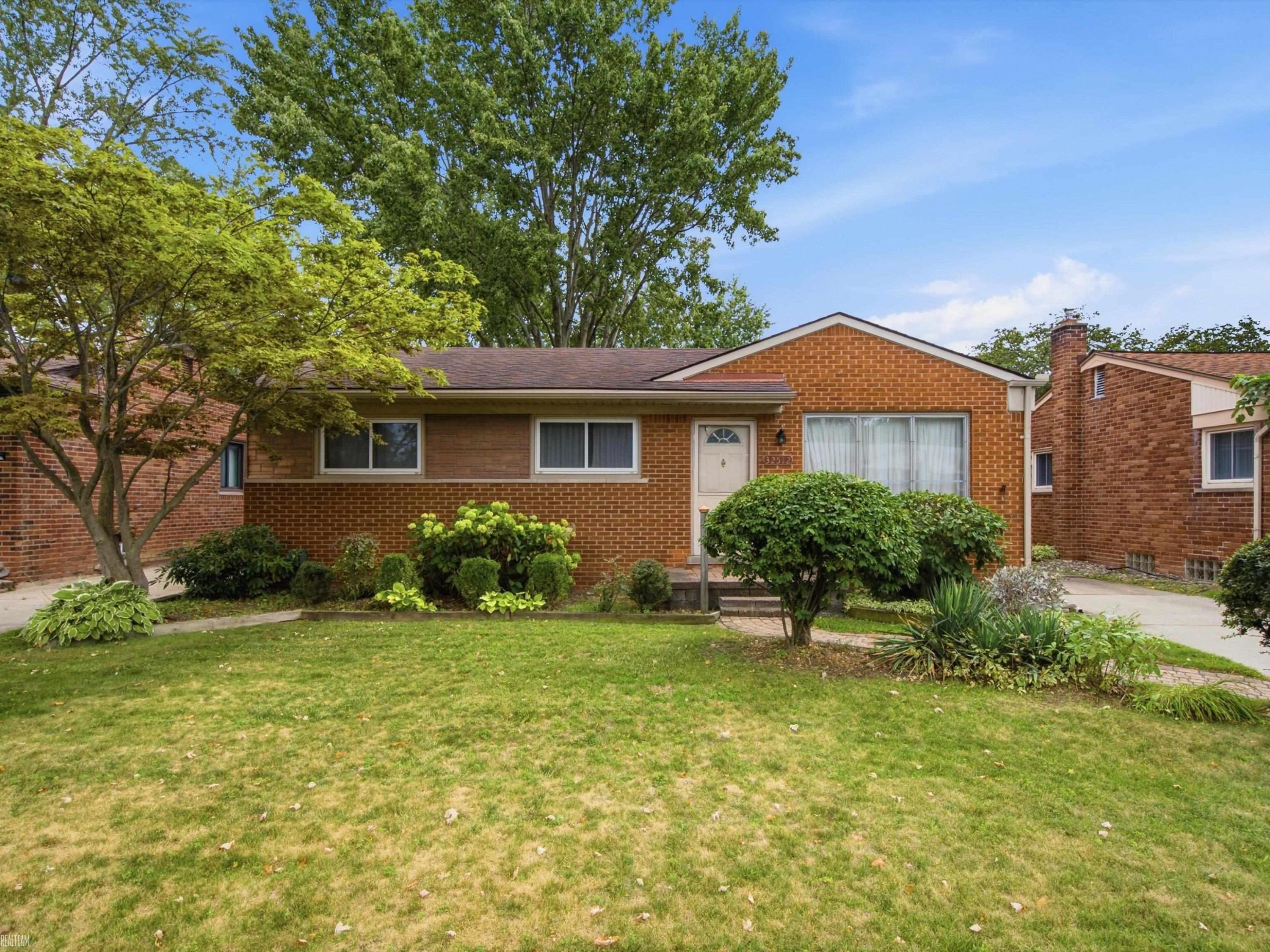 32512 New York Street, Saint Clair Shores, MI 48082