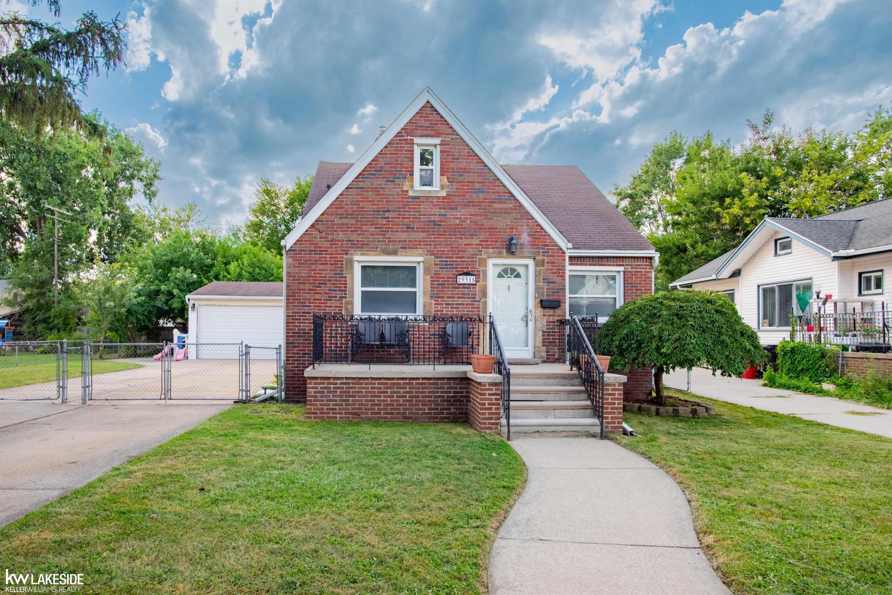 29315 Pinehurst Street, Roseville, MI 48066