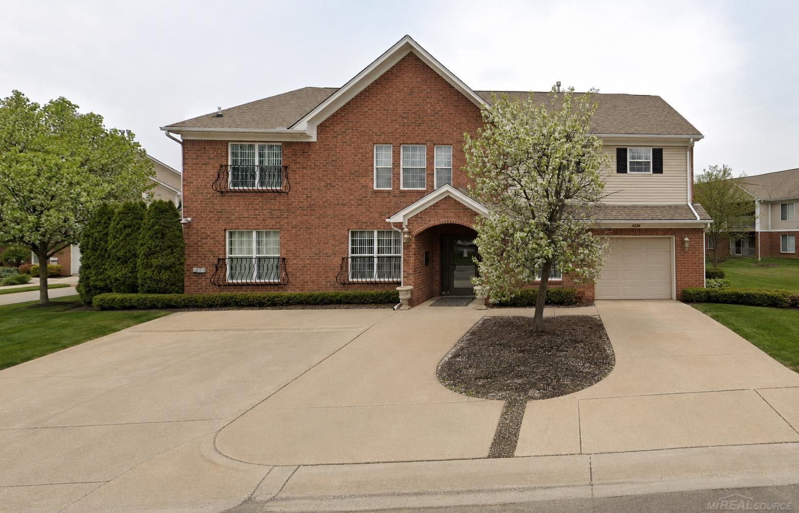 8249 W Annsbury Circle, Shelby, MI 48316