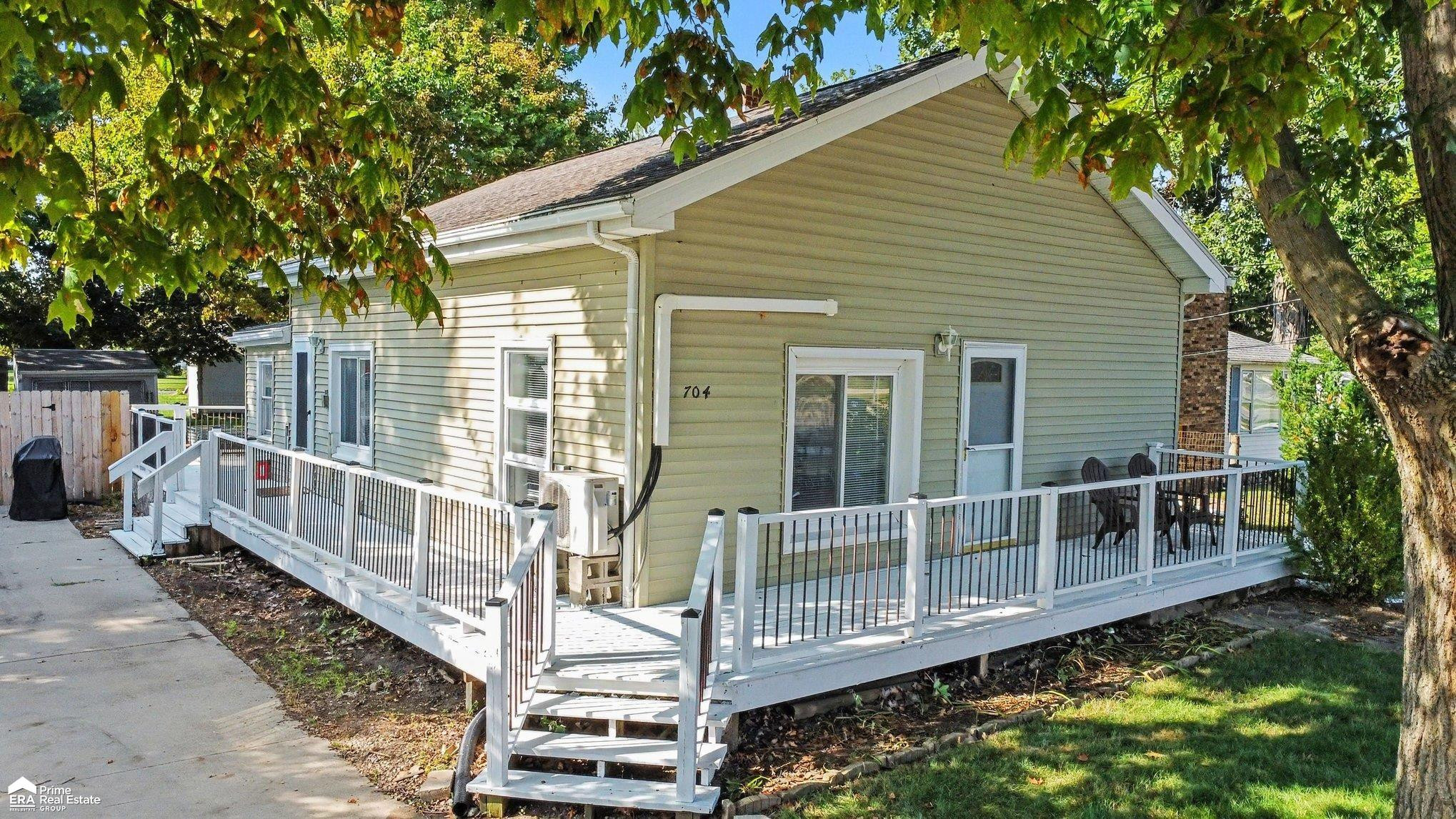 704 E North Street, Owosso, MI 48867