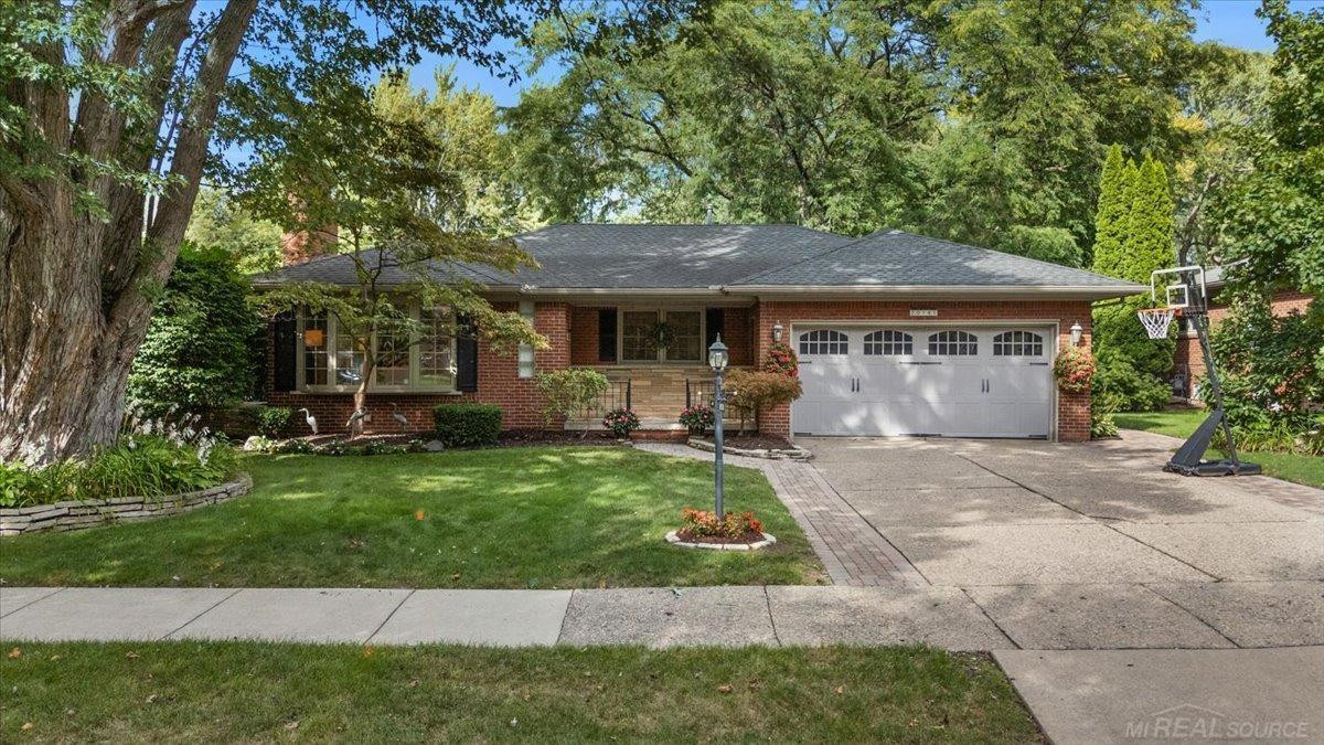 20141 W Ballantyne Court, Grosse Pointe Woods, MI 48236
