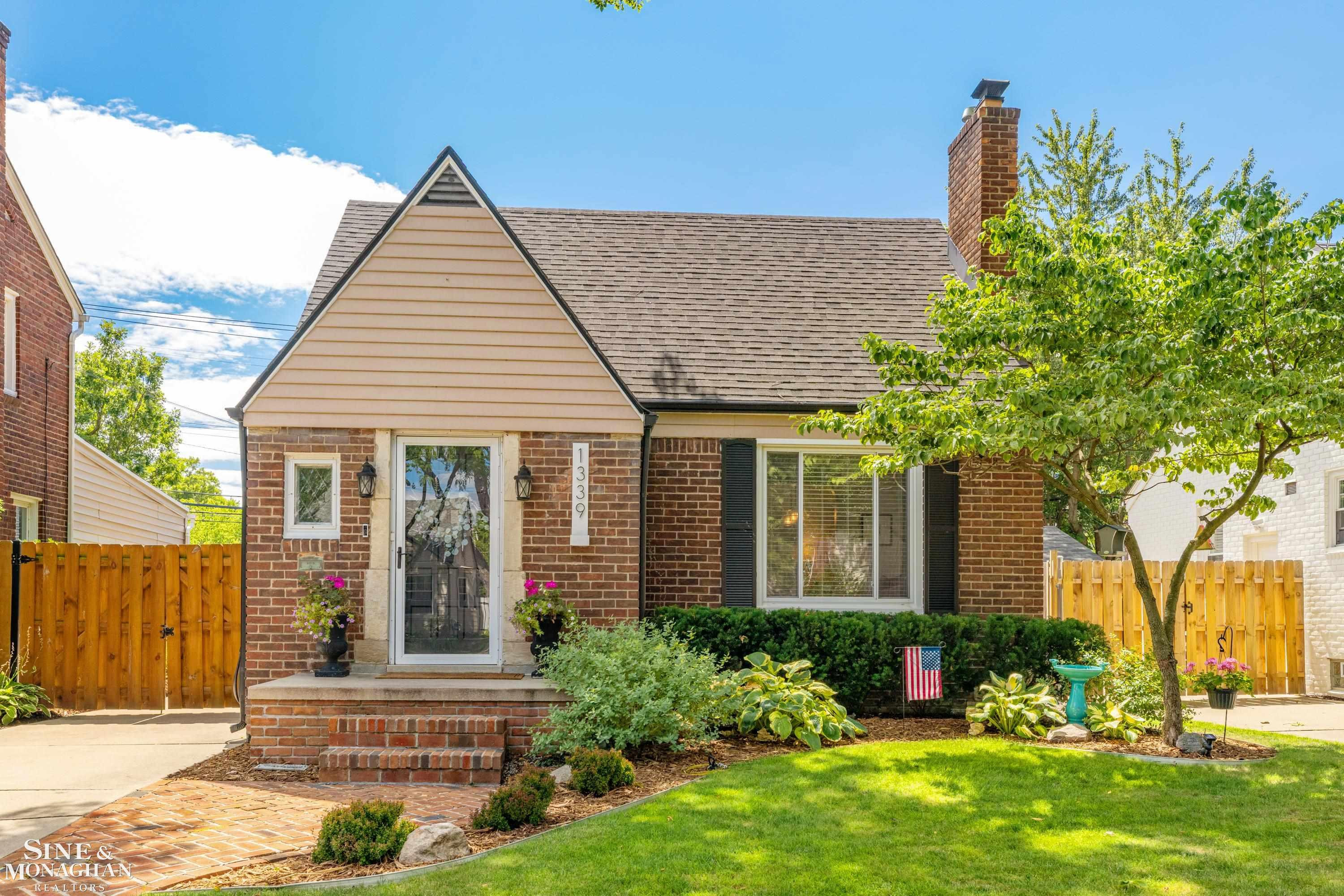 1339 Hampton Road, Grosse Pointe Woods, MI 48236