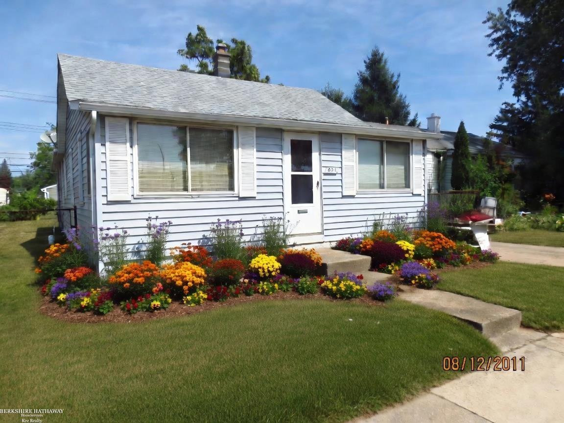 831 E Guthrie Avenue, Madison Heights, MI 48071