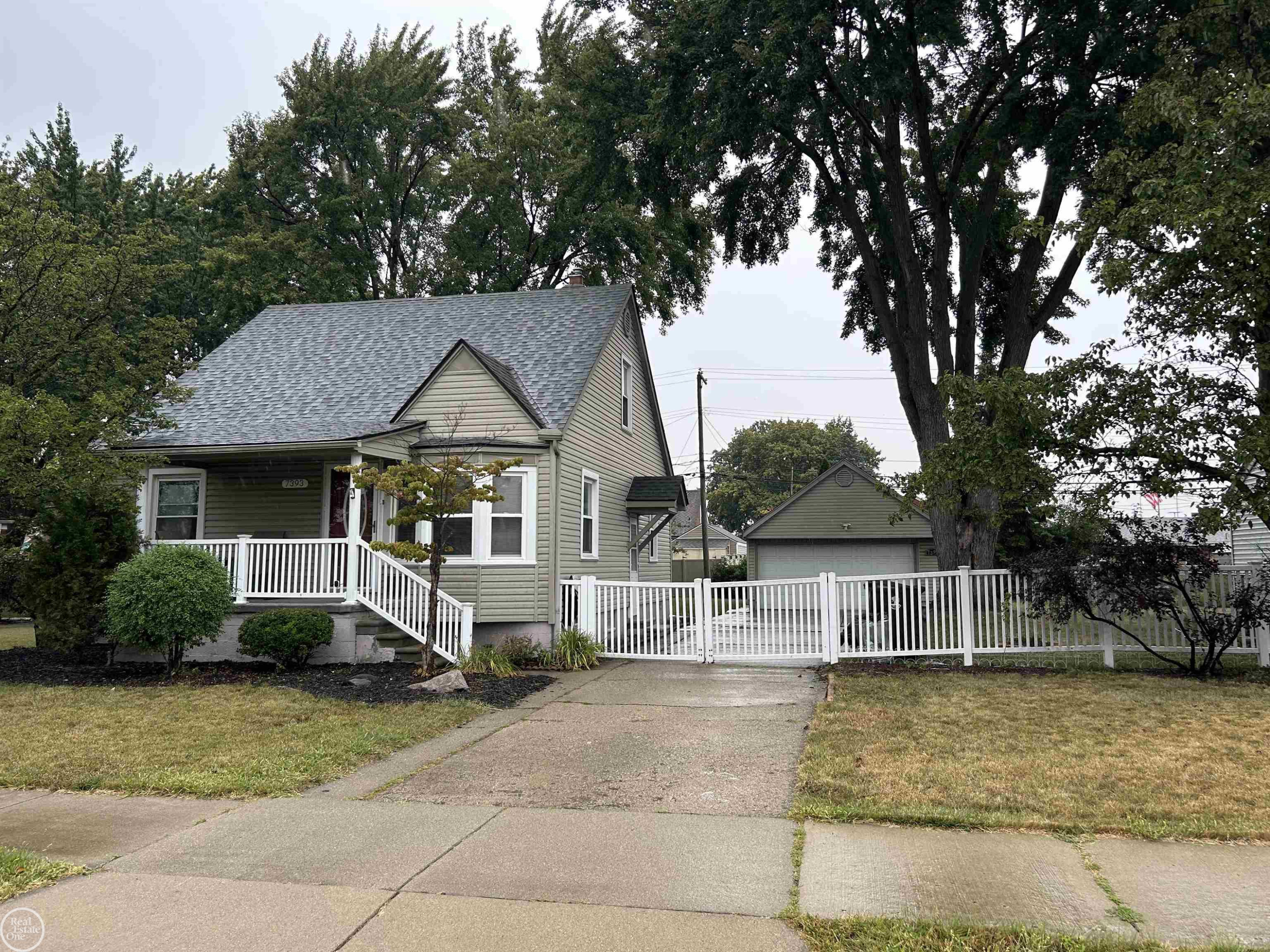 7393 Dale Street, Center Line, MI 48015