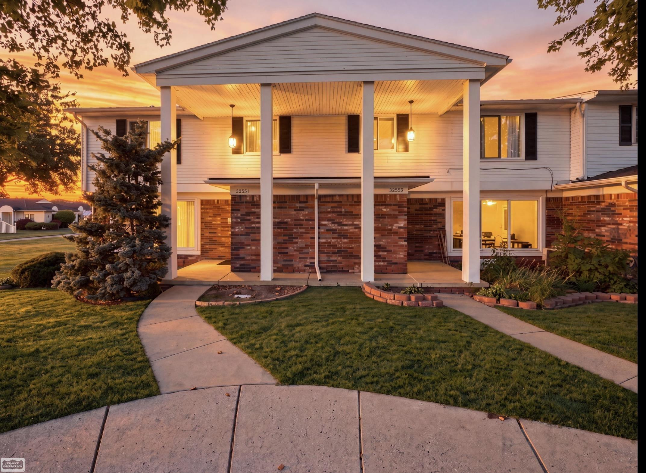 32553 Barclay Sq Square, Warren, MI 48093