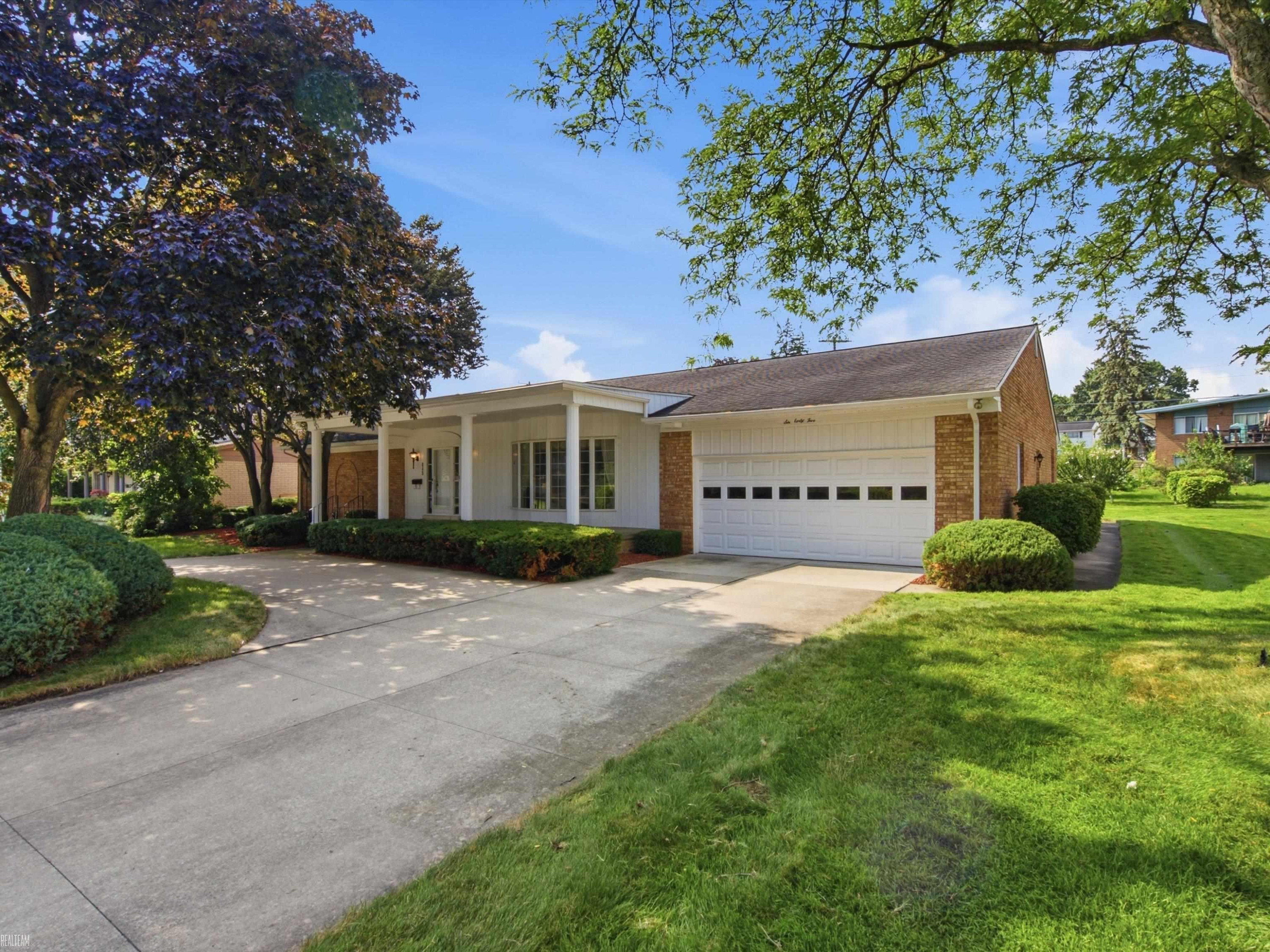 645 Wellington Crescent, Mount Clemens, MI 48043