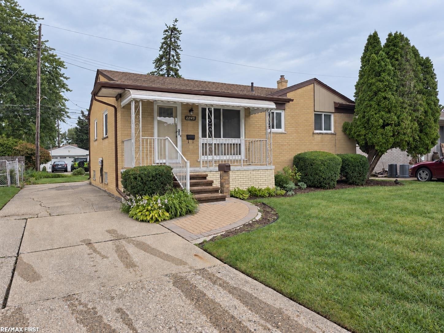22455 Wildwood Street, Saint Clair Shores, MI 48081