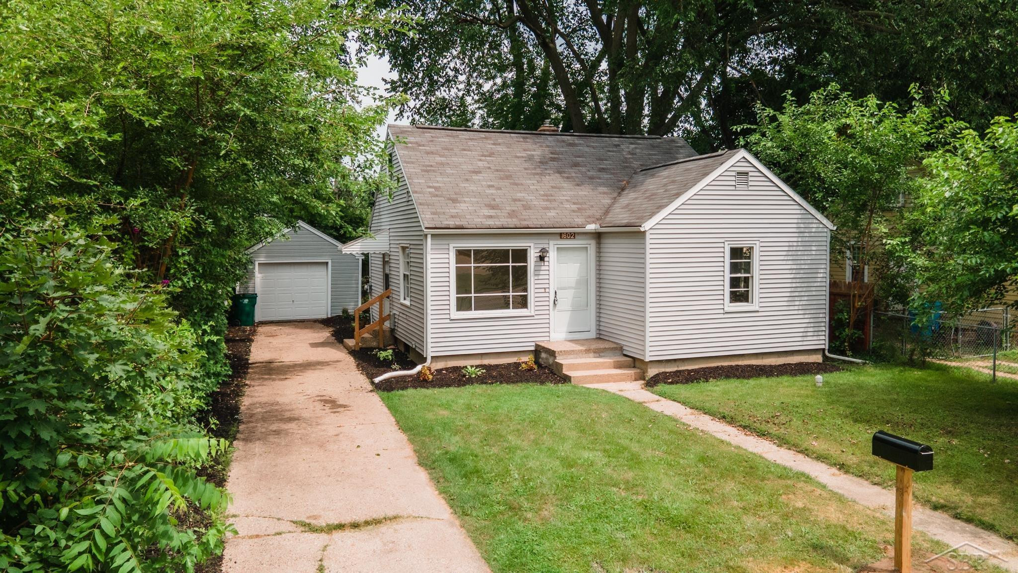 1602 W Mount Hope Avenue, Lansing, MI 48910