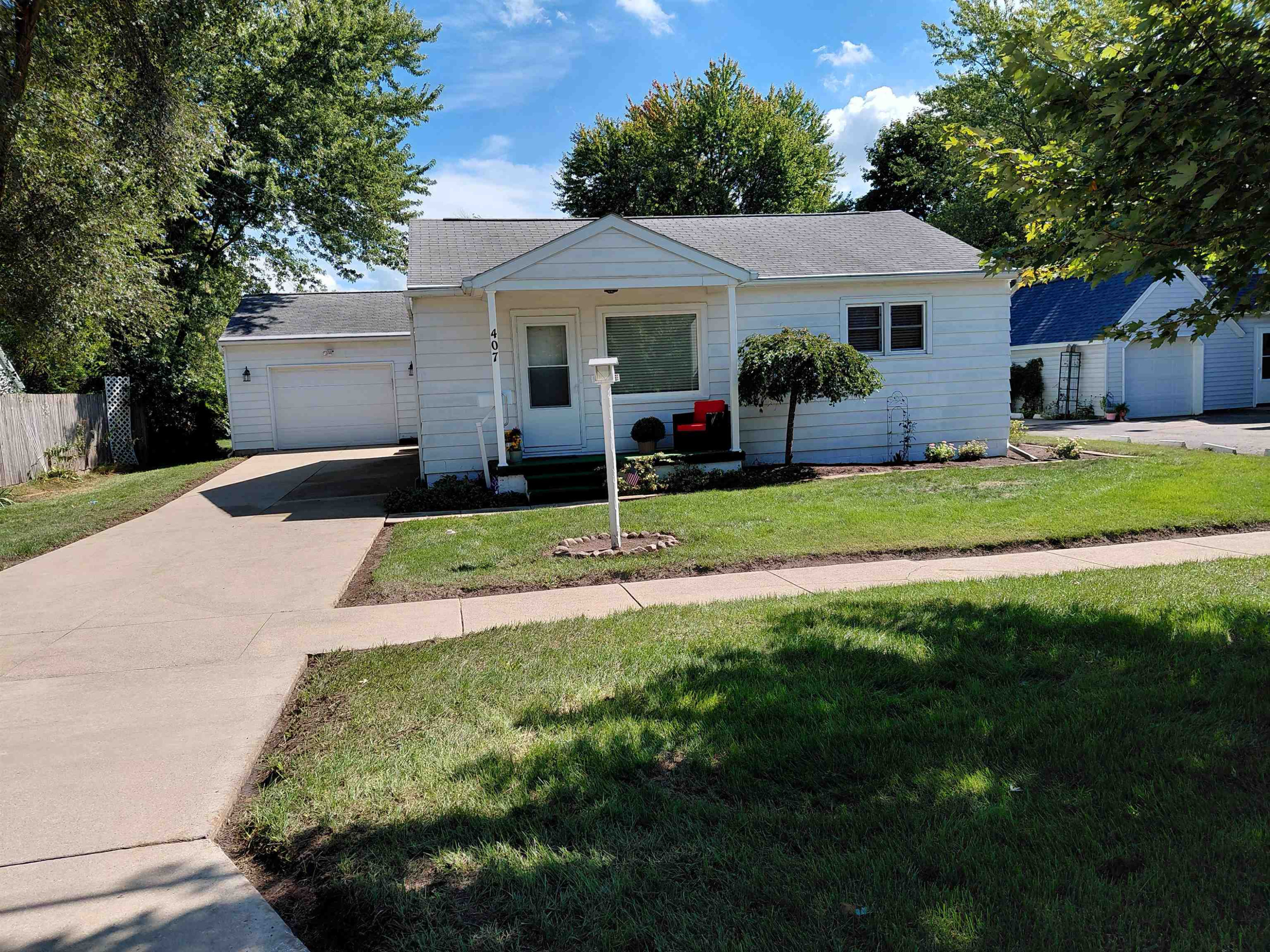 407 S WOOD Street, Chesaning, MI 48616