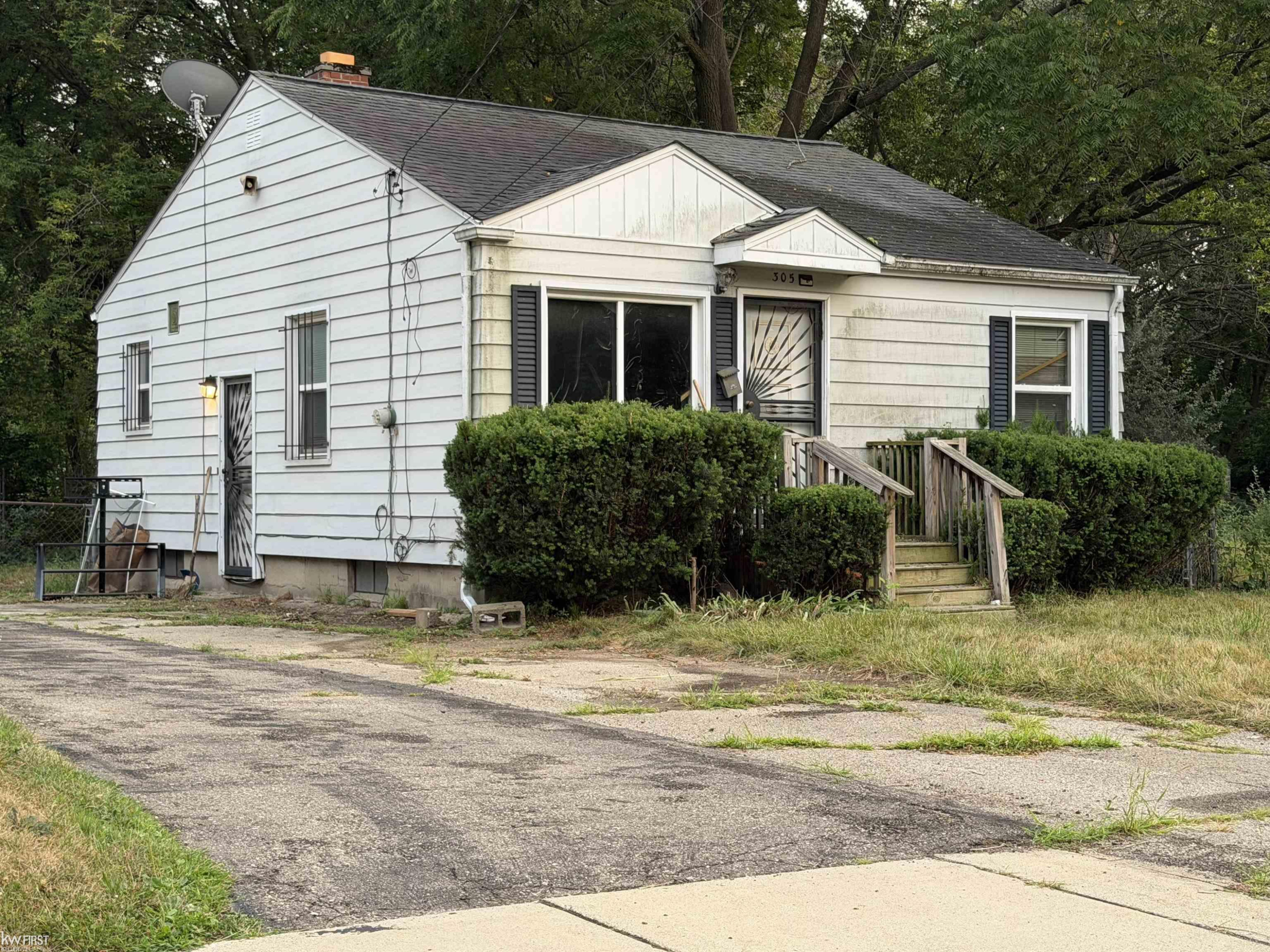 305 W Eldridge Avenue, Flint, MI 48505