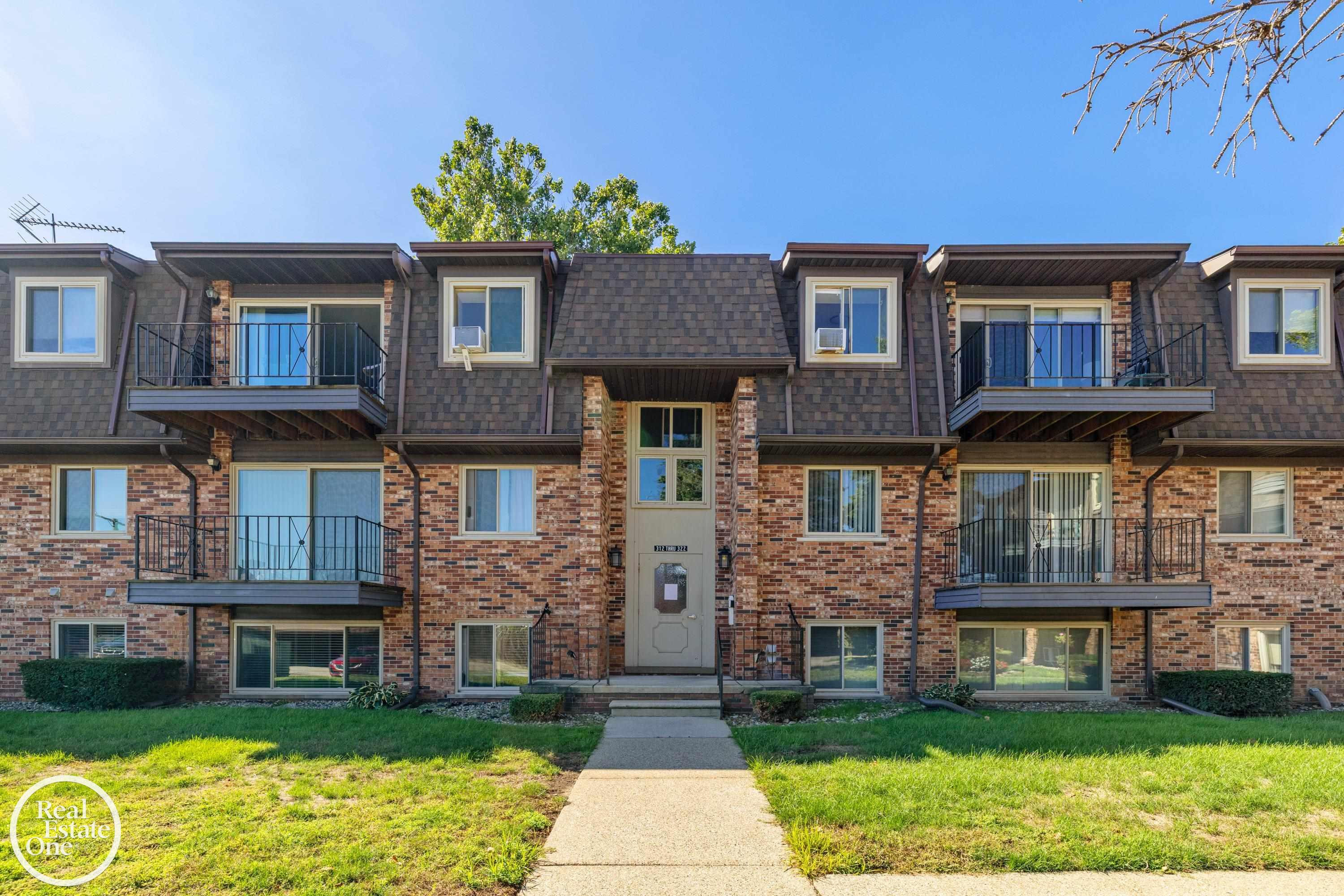 313 Riviera Drive, Unit #67, Saint Clair Shores, MI 48080