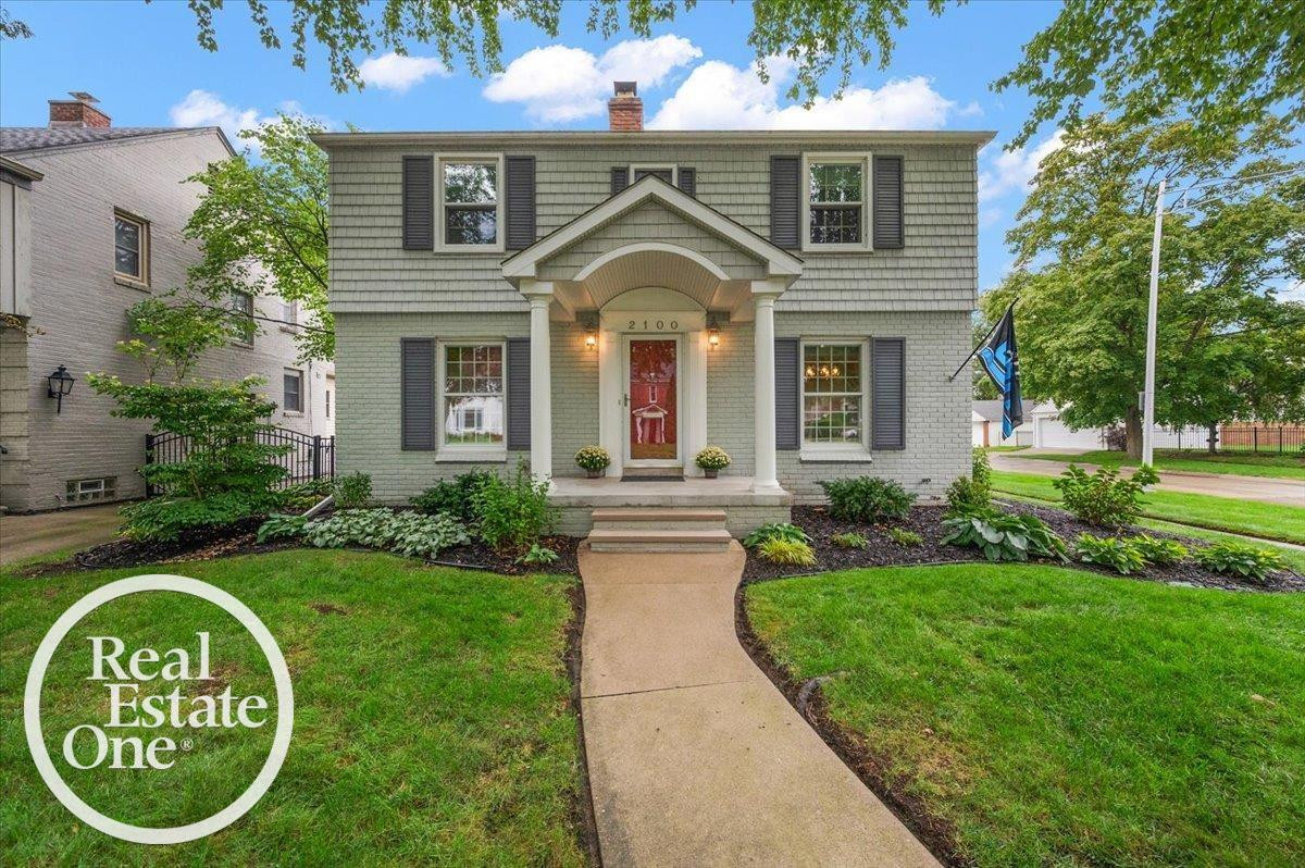 2100 Fleetwood Drive, Grosse Pointe Woods, MI 48236