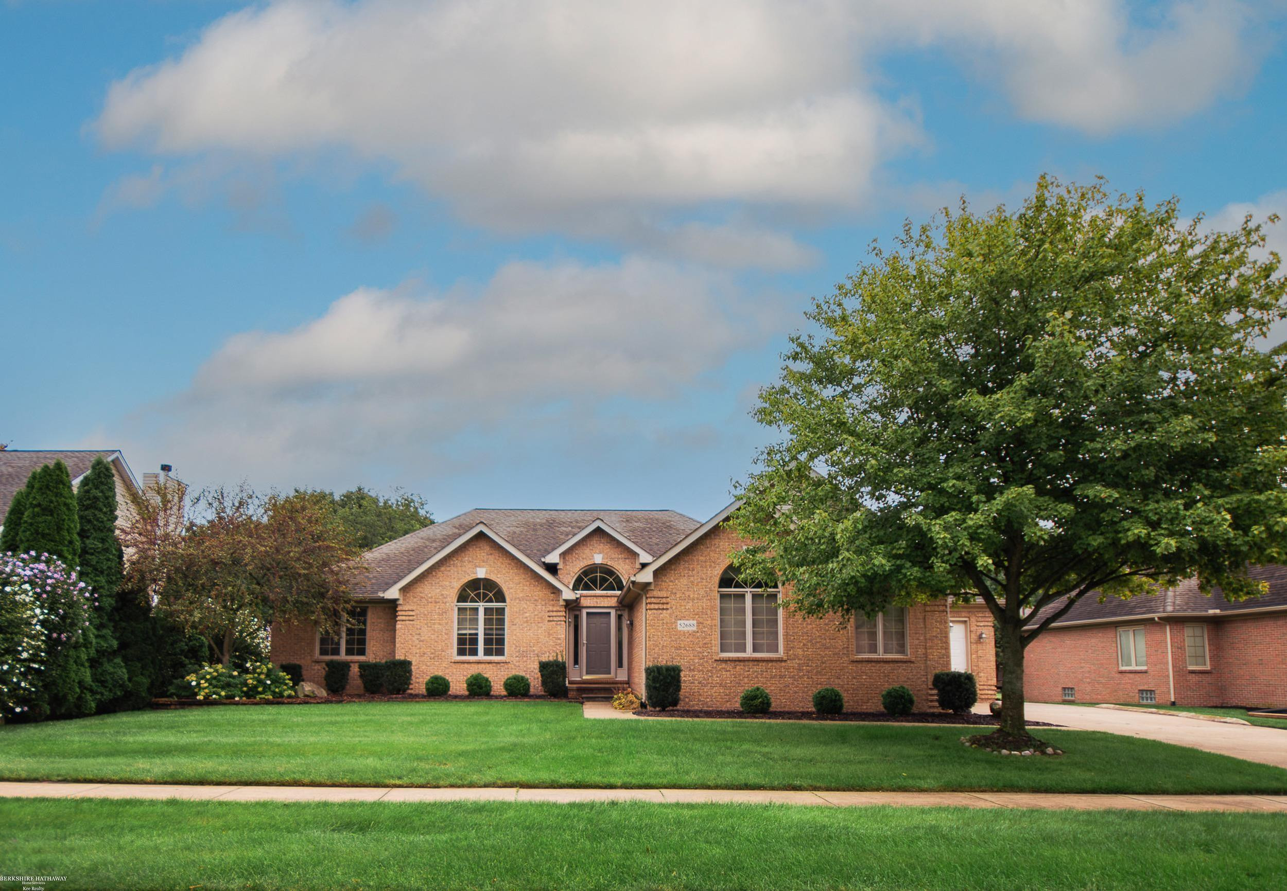 52688 Clinton Oak Lane, Shelby Twp, MI 48316